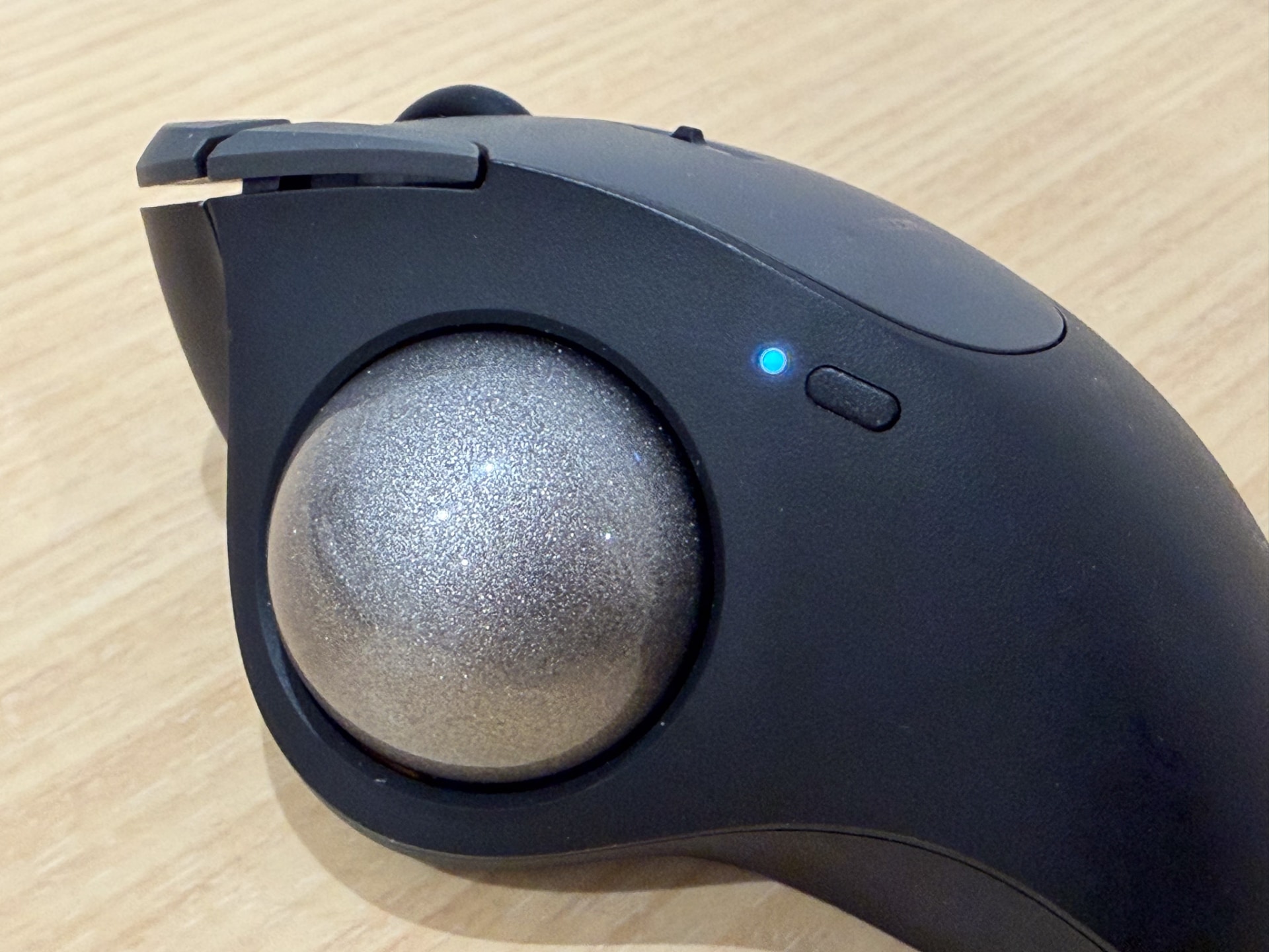 直径36mmのボール。奥にLEDランプとコネクトボタンを備える