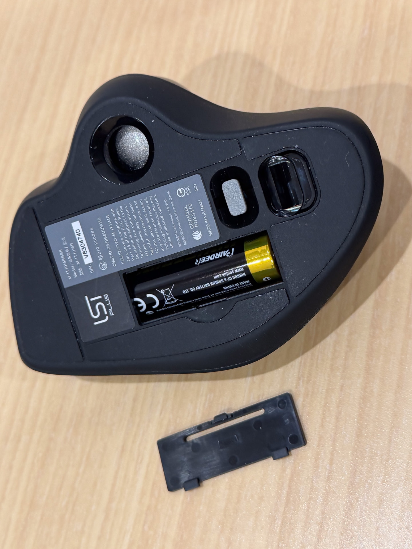 底面の電池ボックス。単3電池1本で動き、USBレシーバーも収納できる
