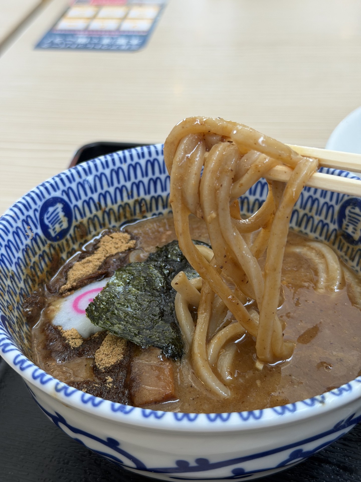 元の写真。一人で麺を持ち上げながら撮ると、アングルを工夫したりする余裕がない