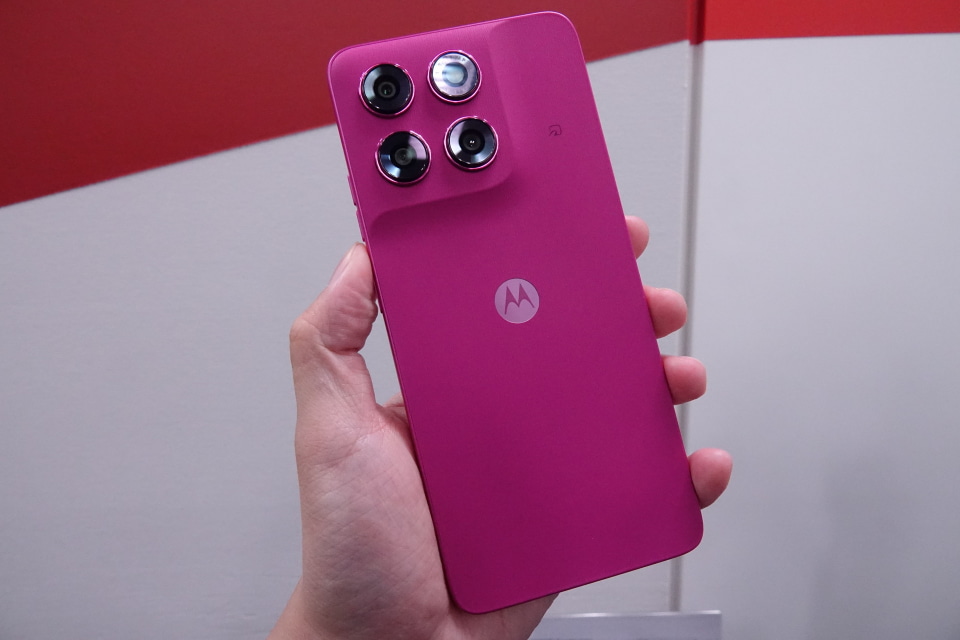 Motorola moto g 37 本体 フューシャレッド モトローラから「moto g37/g37j」、4色のPANTONEカラーから選べるHPUE