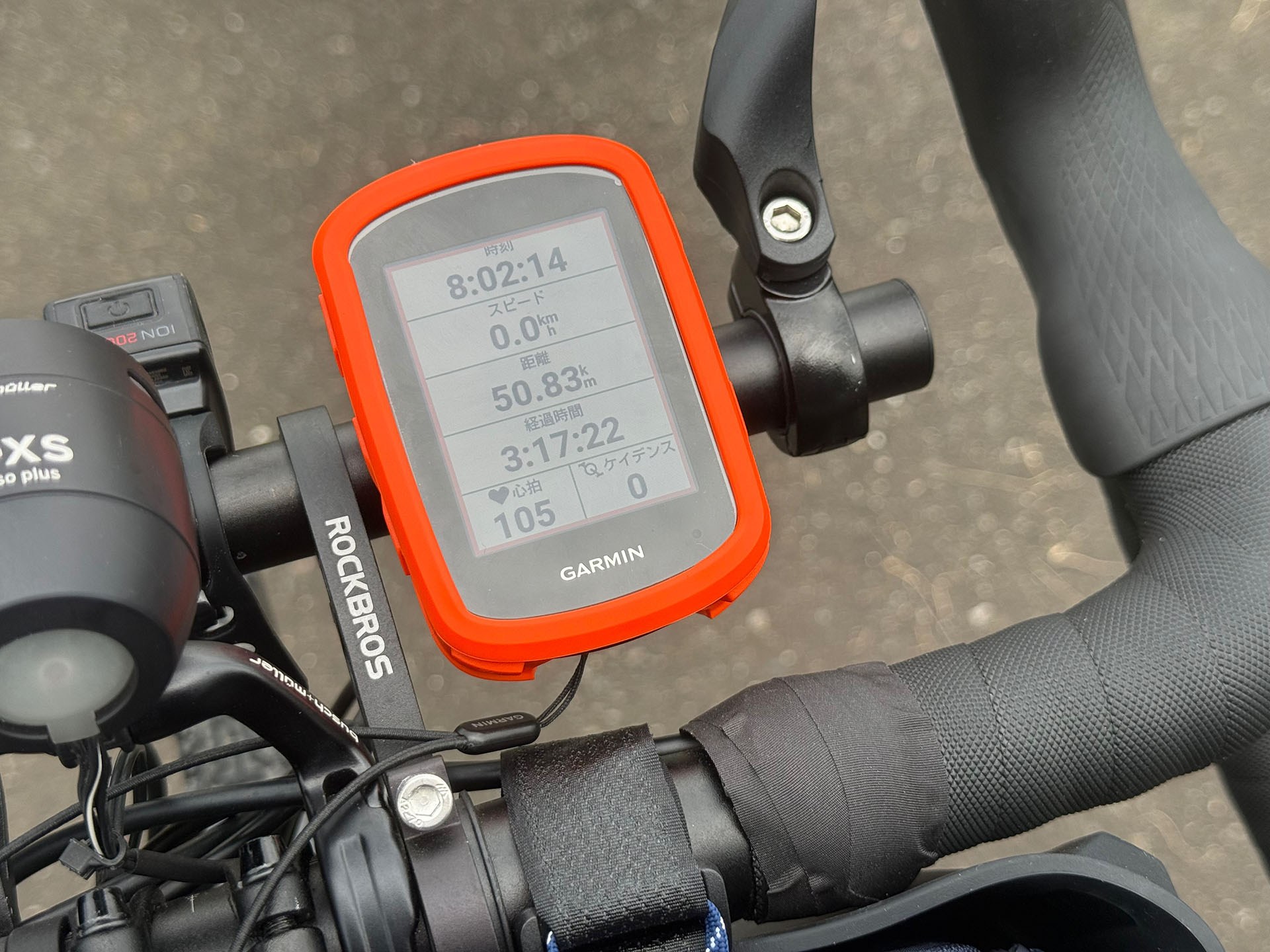 Edge 840を自転車に装着した様子。昼間も夜間も視認性がよく、タッチ操作の操作感も良好だ。