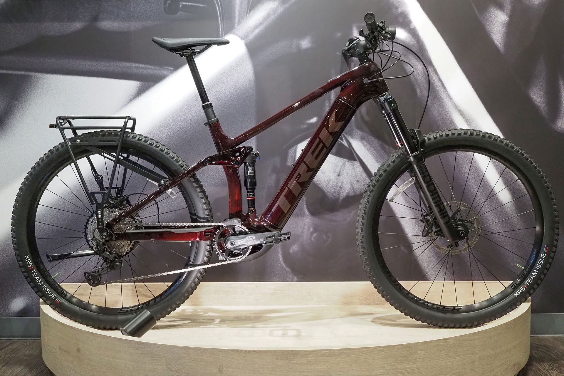 2年前に納車されたトレック（TREK）のe-bike「Rail 9.7 Gen 4」。初心者でも激坂＆悪路のトレイルを愉快に楽しく走破できるサイコーなe-MTBである。写真は愛車で、納車時にショップでカッコよくディスプレイさせてもらって撮った。