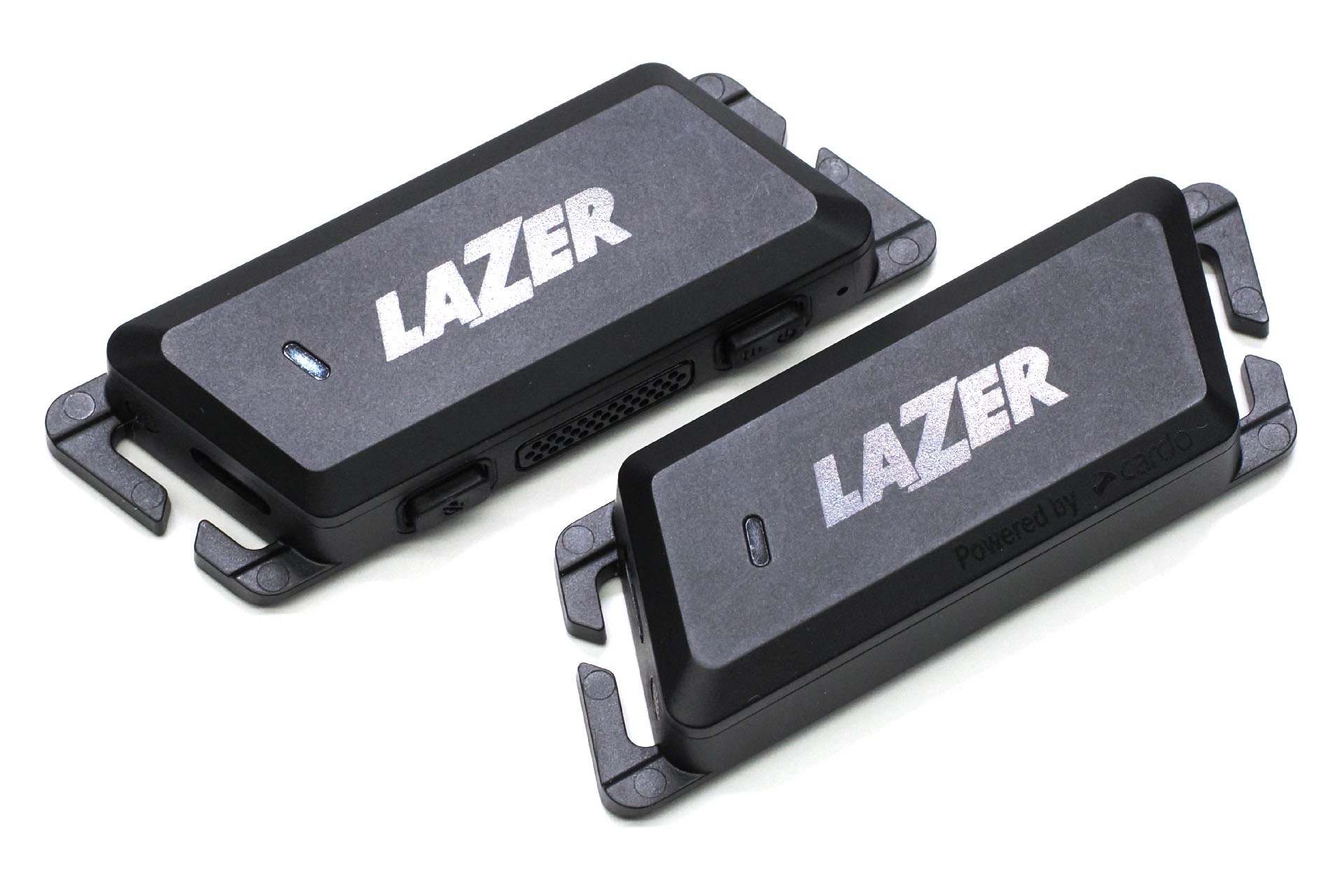 LAZER「VeloVox」はサイクリスト向けの非常にコンパクトなコミュニケーション＆オーディオシステム。サイクリング中に仲間とハンズフリーで会話できるインカム機能のほか、ステレオで音楽を聞いたり通話したりするためのイヤホンマイクとして使うこともできる。価格は2万8600円