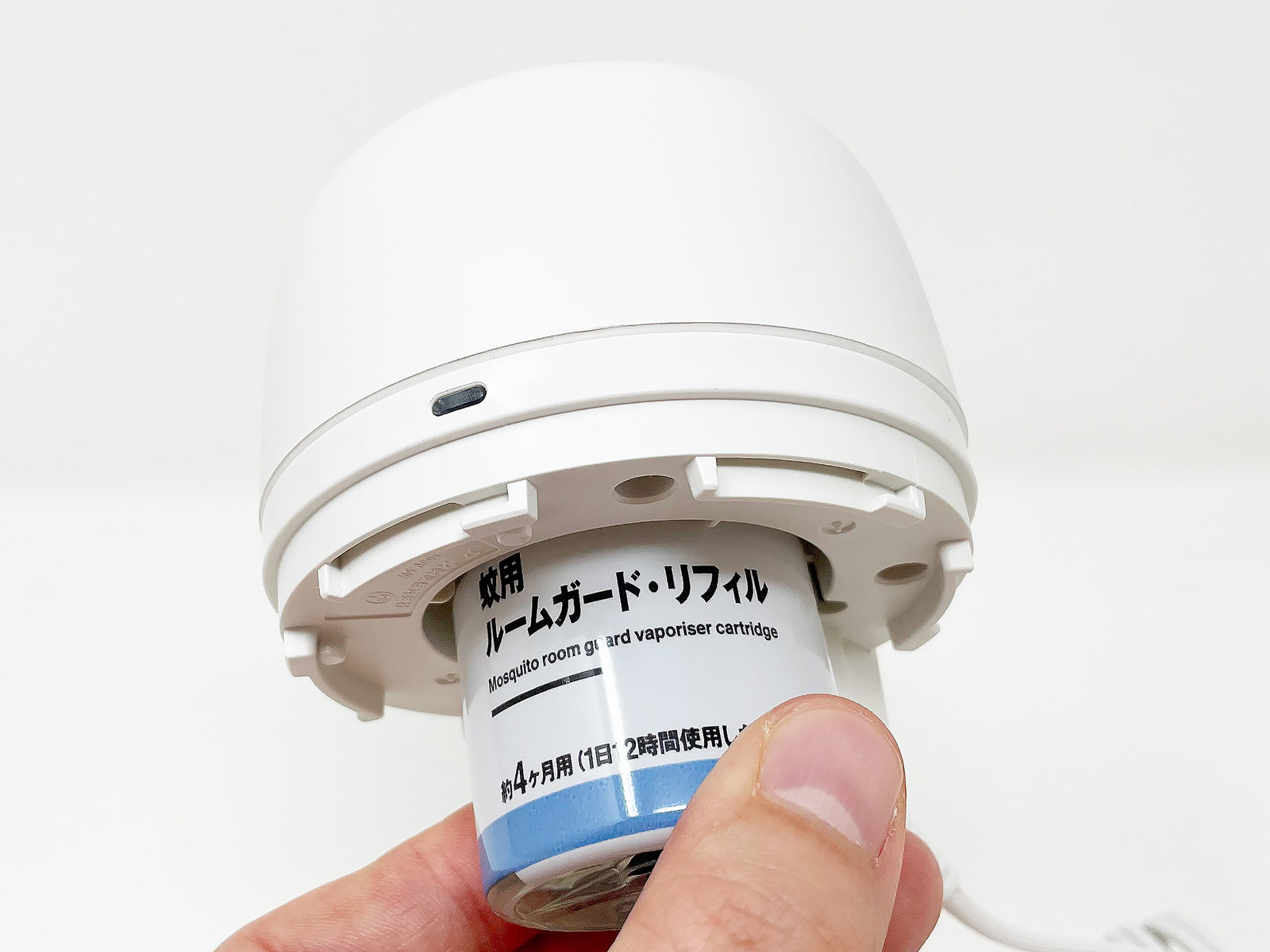 リフィルのフタを外し、本体に差し込んで使用します。