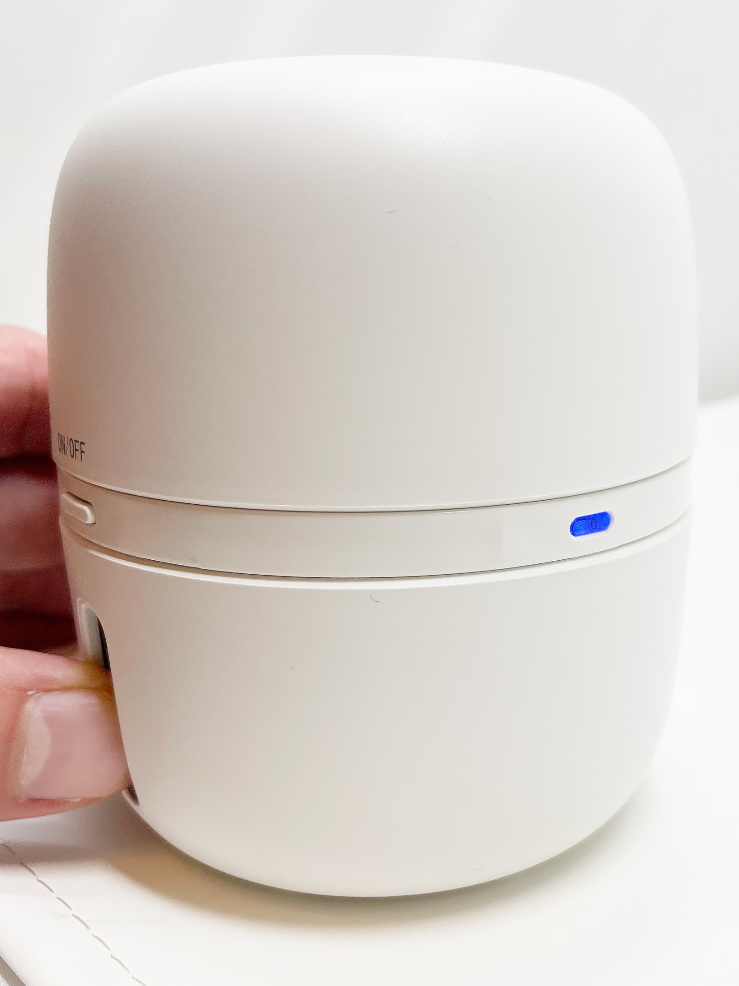 電源を入れると青くランプが点灯します。