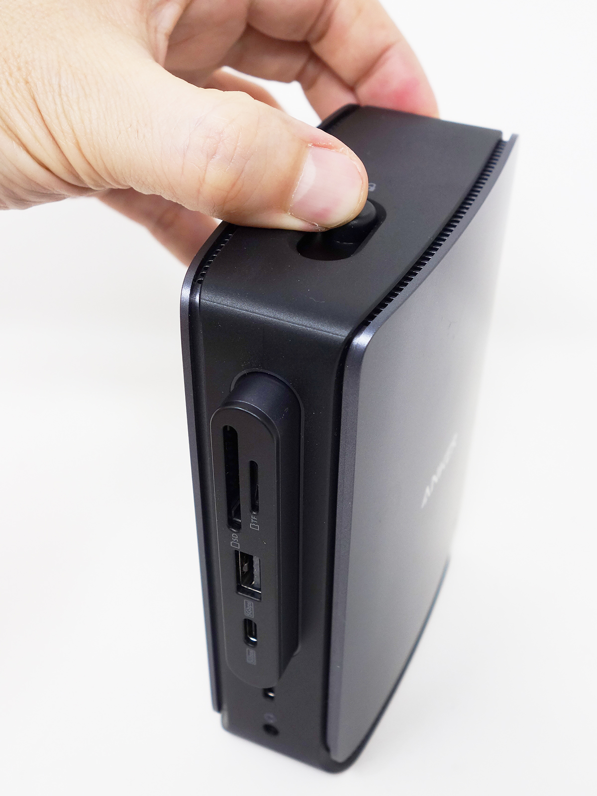 本体上部のスイッチを押し込むと……。