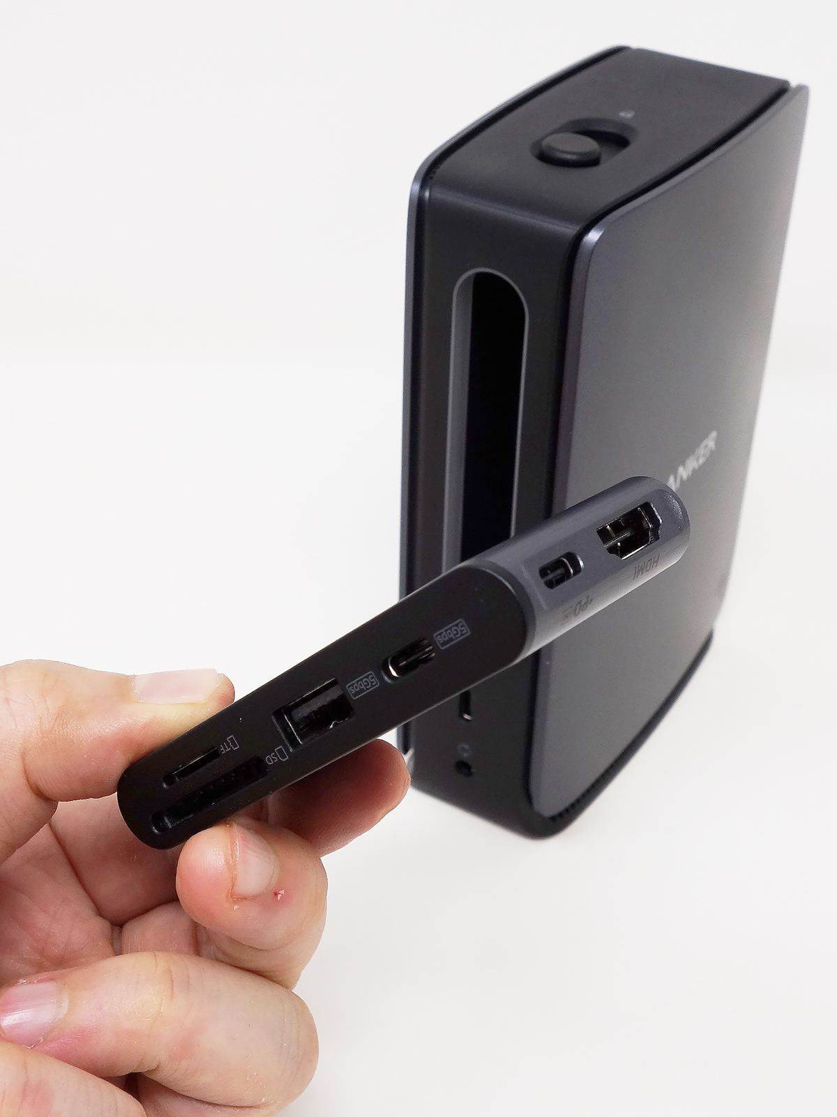 小型のUSB-Cハブが分離して、持ち出せるようになっています。