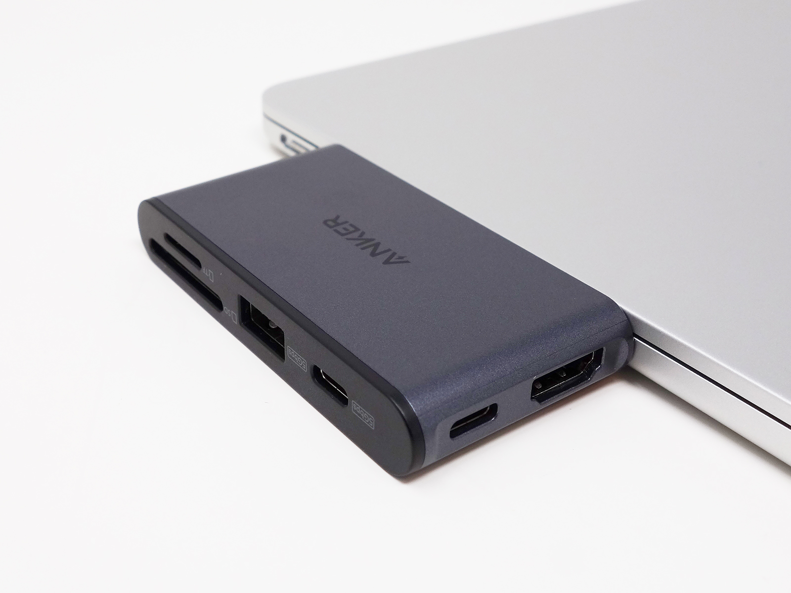分離したUSB-Cハブを接続してみたところ。本体と合体している時には見えないHDMIポートとUSB-Cポートが使えます。