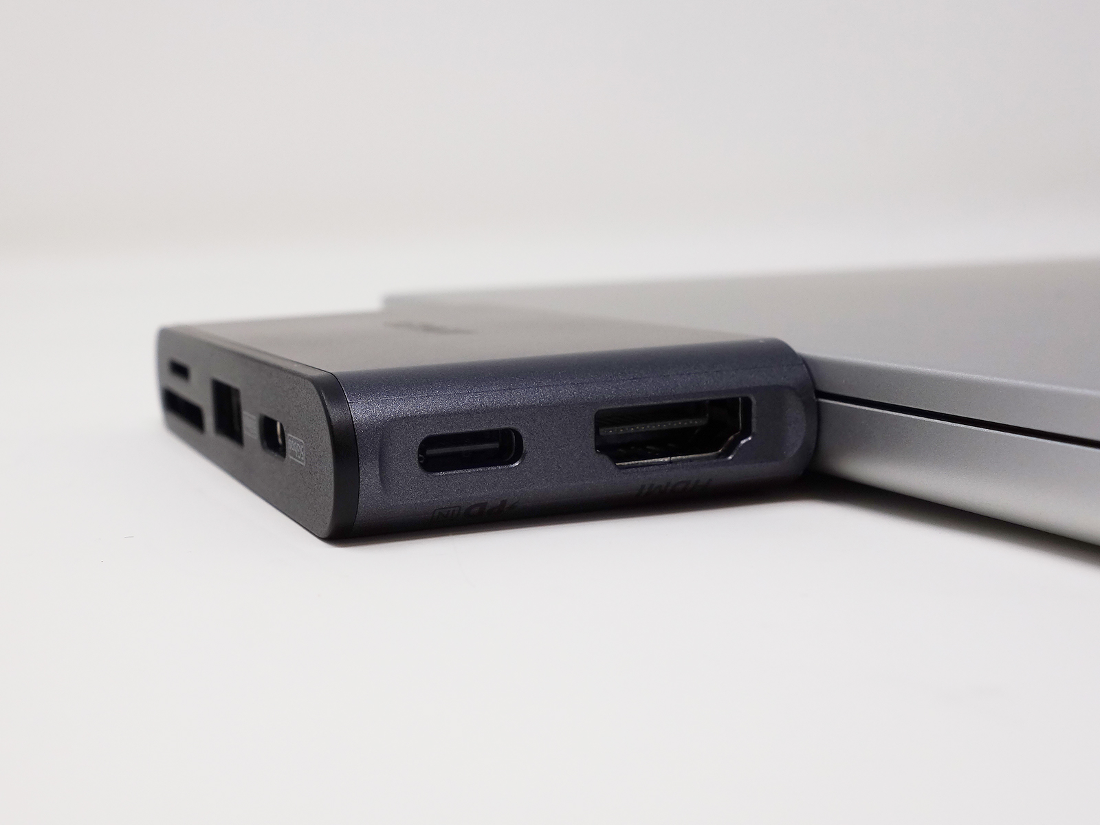MacBook Air（M2）だと接地面から少し浮きます。端子が心配な場合は何か下にかませたほうが良いかも。