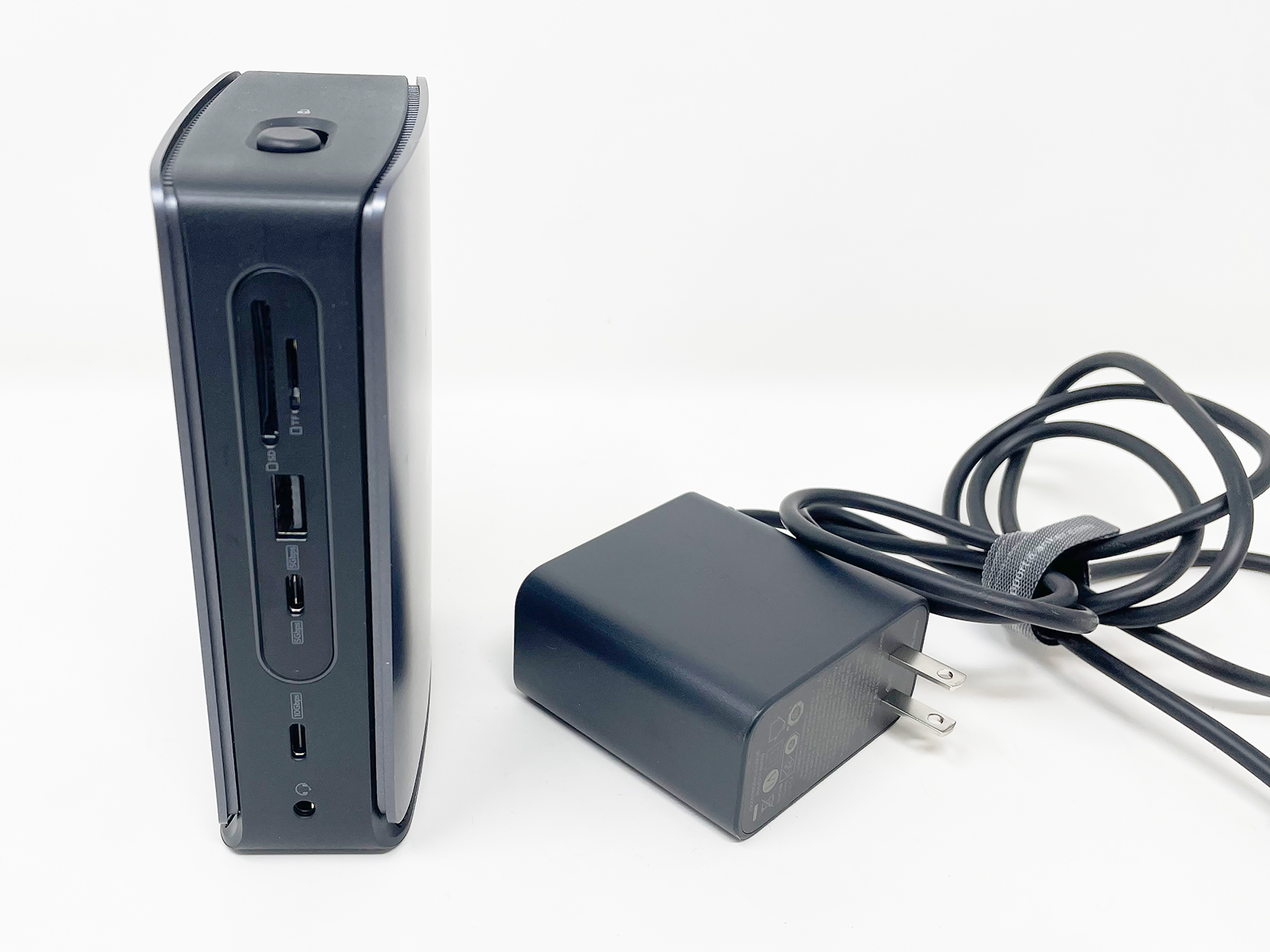 電源アダプターはちょっと大きめ。