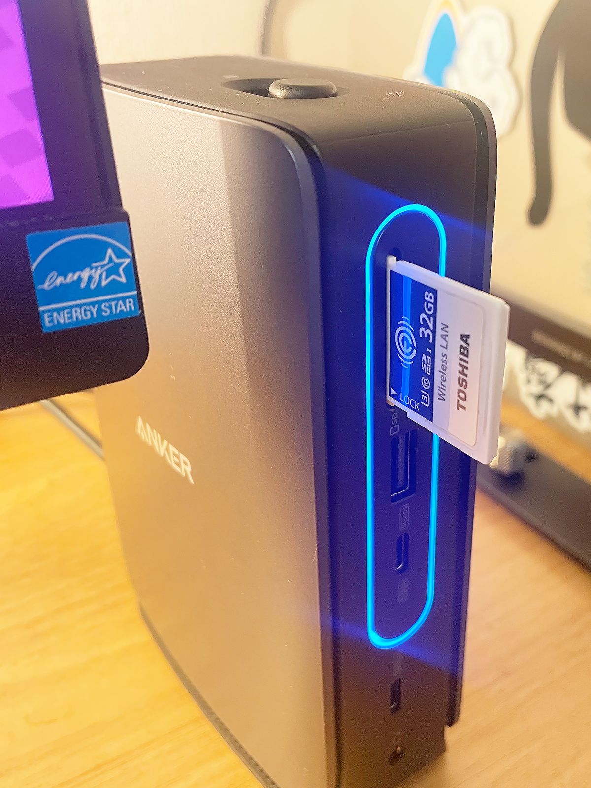 小型USB-Cハブは、パソコンに接続すると光ります。