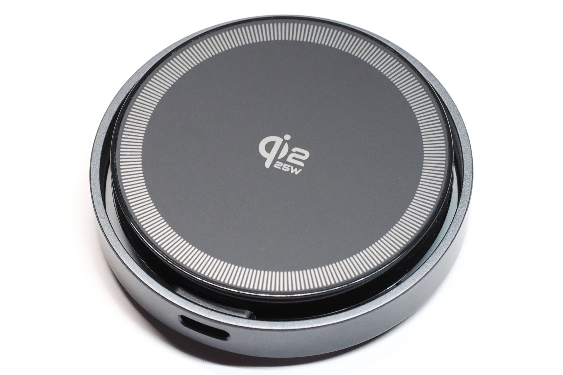 THREEKEYブランドのQi2 25W対応充電パッド。Amazonで2999円で購入した。充電パッド背面がMagSafeスタンドなどに吸着するユニークな充電器だ。クルマで愛用中。Qi2 25W充電器の多くには「Qi2 25W」のマークが描かれている。