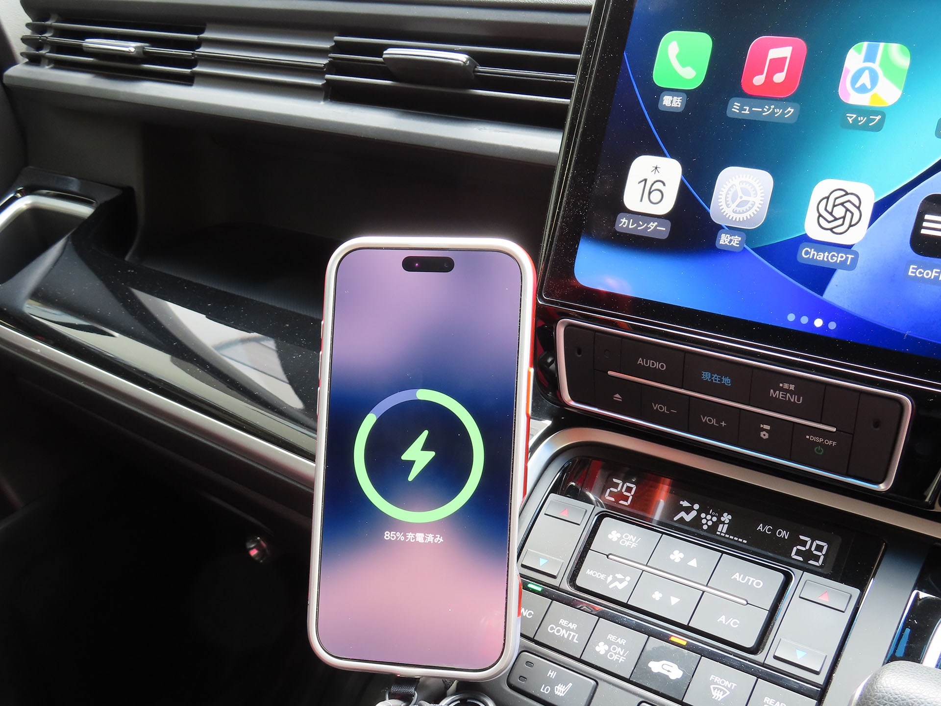 そこにiPhoneを吸着させるとワイヤレス充電が始まる。※以降、充電されない様子を再現したものなので、時間やバッテリー残量パーセンテージは実際の「不都合な現象」とは少し違う。