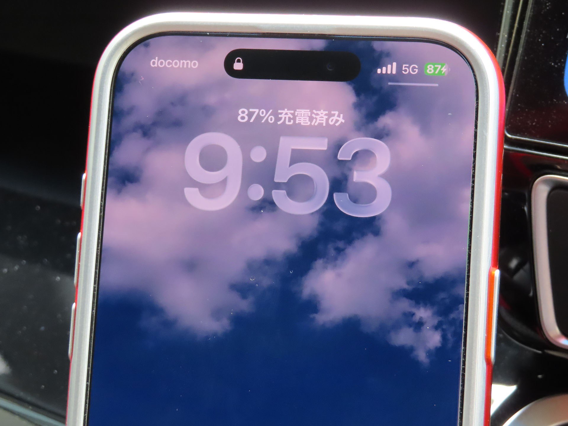 いつもの感じで充電され始めたようで、わりと速くバッテリー残量パーセンテージが上がっていった。