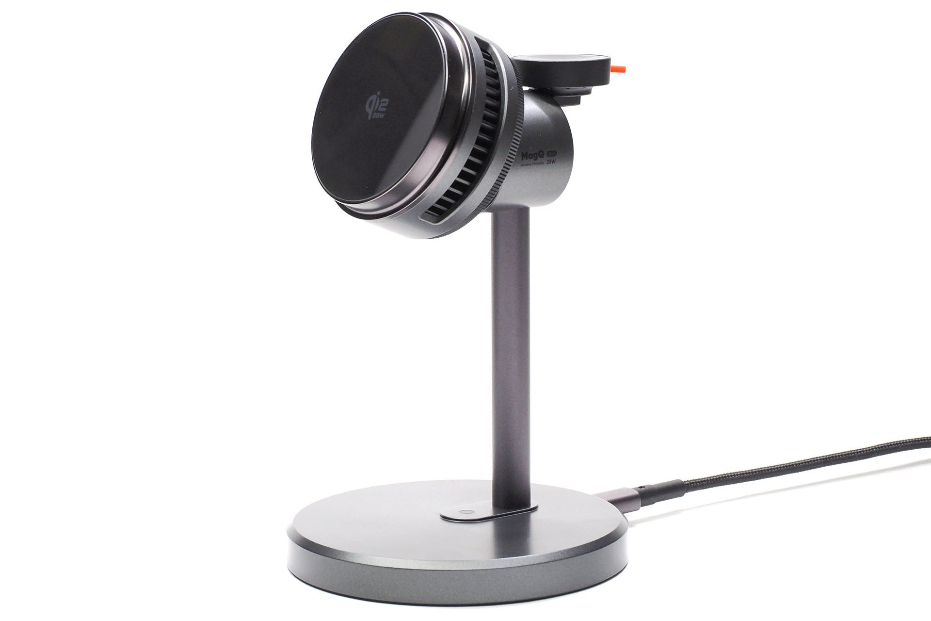 Mcdodo「Qi2 25W 3in1 magsafe充電器 ワイヤレス充電スタンド 」は、iPhoneとApple WatchとAirPods（ケース）を同時に充電できるQi2 25W対応充電スタンド。iPhoneをセットする部分はペルチェ素子冷却＋冷却ファンという構成。iPhoneを吸着させると自動的にペルチェ素子とファンによる冷却が始まりつつQi2 25W充電が開始される。iPhoneを外すとそれらが自動的に終了する。手軽に使えてナイス。ファン音は聞こえるもののあまり気にならないというレベルだ。