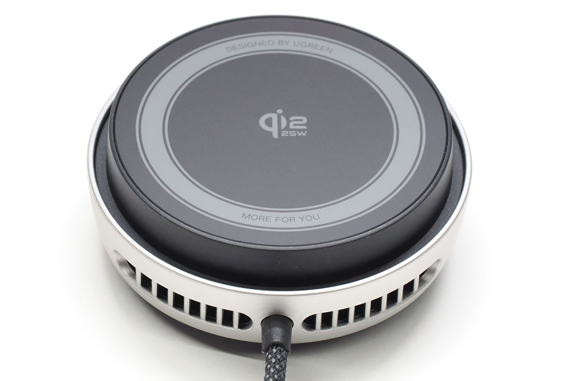 UGREEN「MagFlow Pro」の充電面。Qi2 25W充電に対応している。ケーブルは固定式で着脱不能なのがちょっと残念。