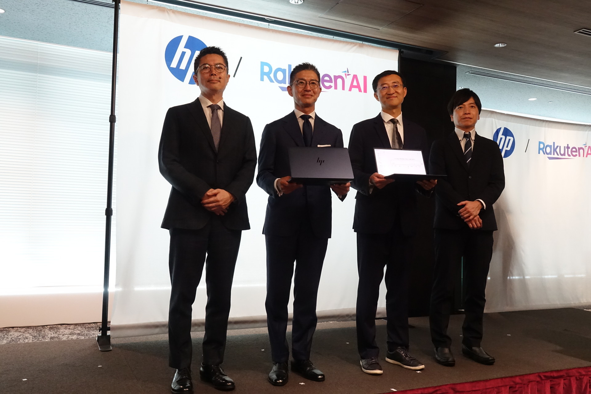 左から日本HP パーソナルシステムズ事業本部 松浦徹事業本部長、日本HPの岡戸伸樹社長、楽天グループのティン・ツァイ専務執行役員、楽天グループ AI＆Data コンサルティング部の水口真ジェネラルマネージャー