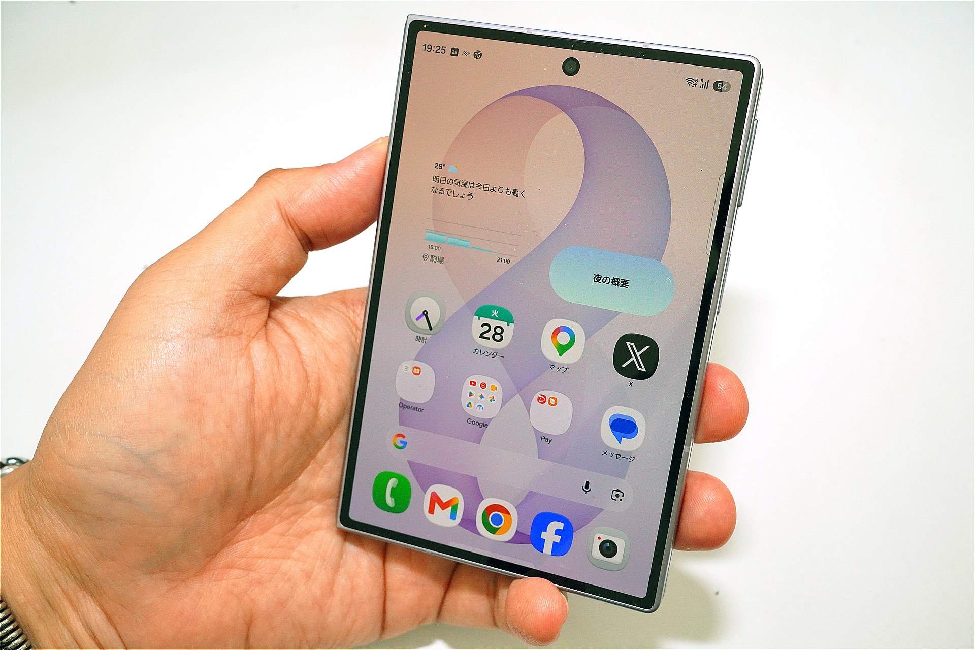 新たな横開きフォルダブルの標準モデルになったGalaxy Z Fold8。Galaxy Z Fold7との比較では、価格もほぼ変わっていない