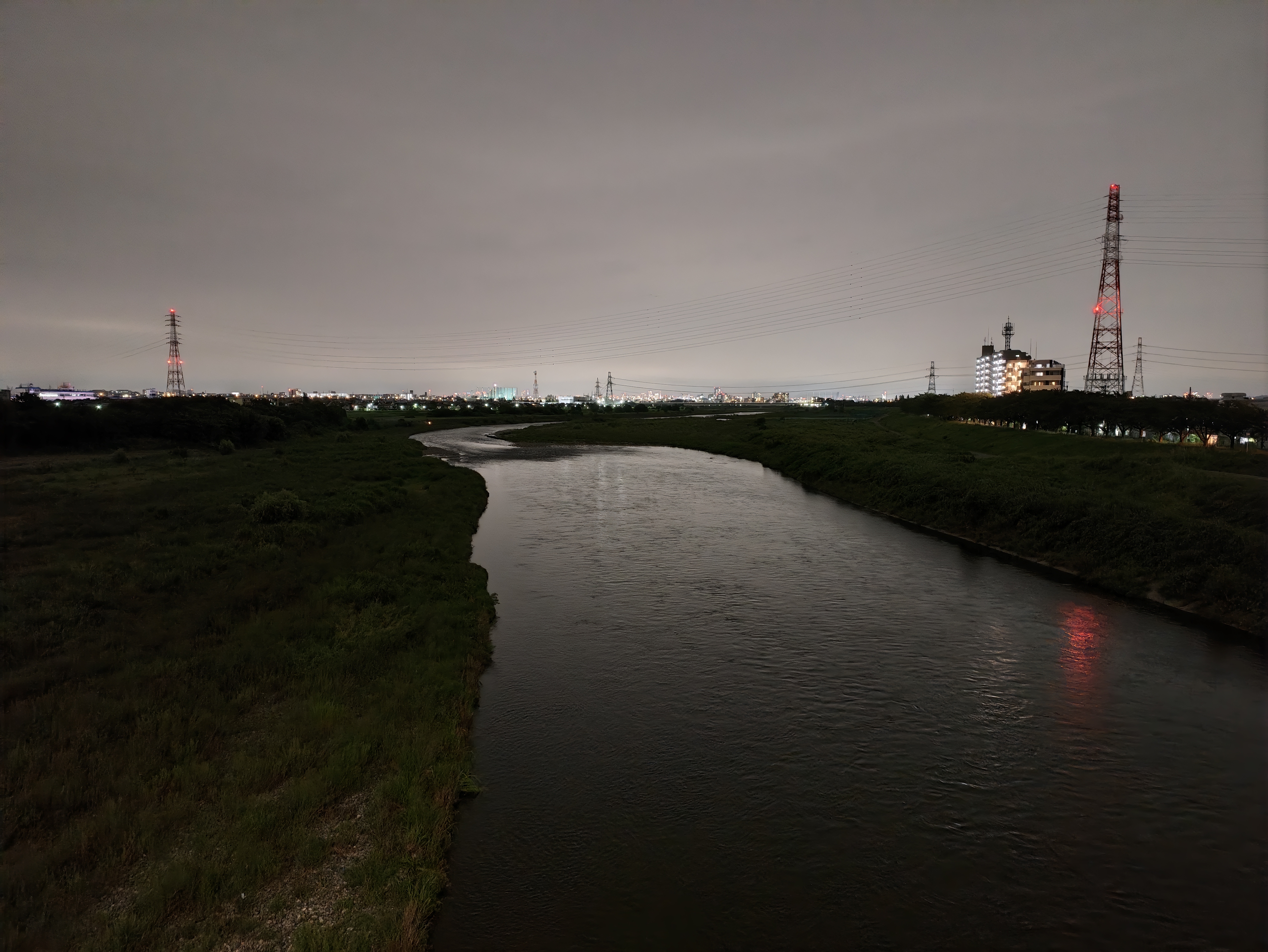 夜の多摩川を渡る。橋の上から真っ暗な河川敷を撮ったが、草むらの微妙なディテールや遠景の都心部まで、肉眼以上の情報量で描き出してくれた。