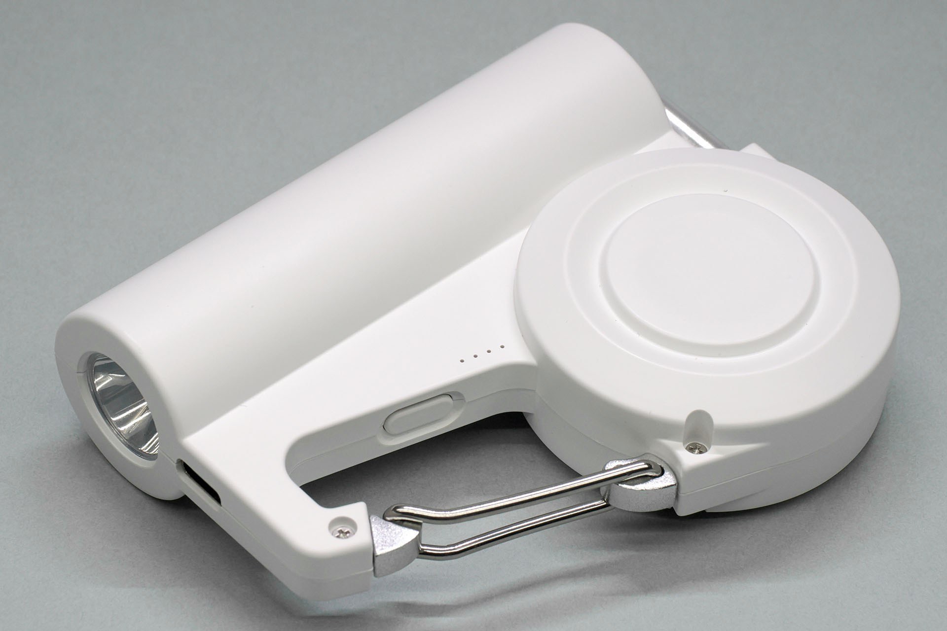 MaGdgetの「マジェット カラビナバッテリー」は、カラビナで吊って携行できるタイプのモバイルバッテリーだ。カラビナが目立つが、実はApple Watchを充電できたりライトを内蔵していたりと、ユニークな要素が多い芸達者な製品なのだ。
