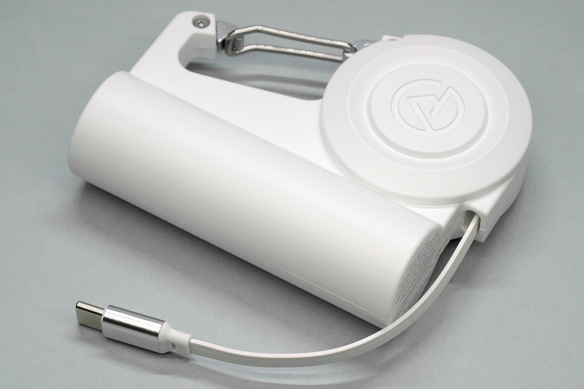 USB-Cタイプの巻き取り式ケーブルを内蔵し、最大22.5Wの急速充電に対応している。巻き取り式ケーブルの断線時サポートについては半永久的に保証される。