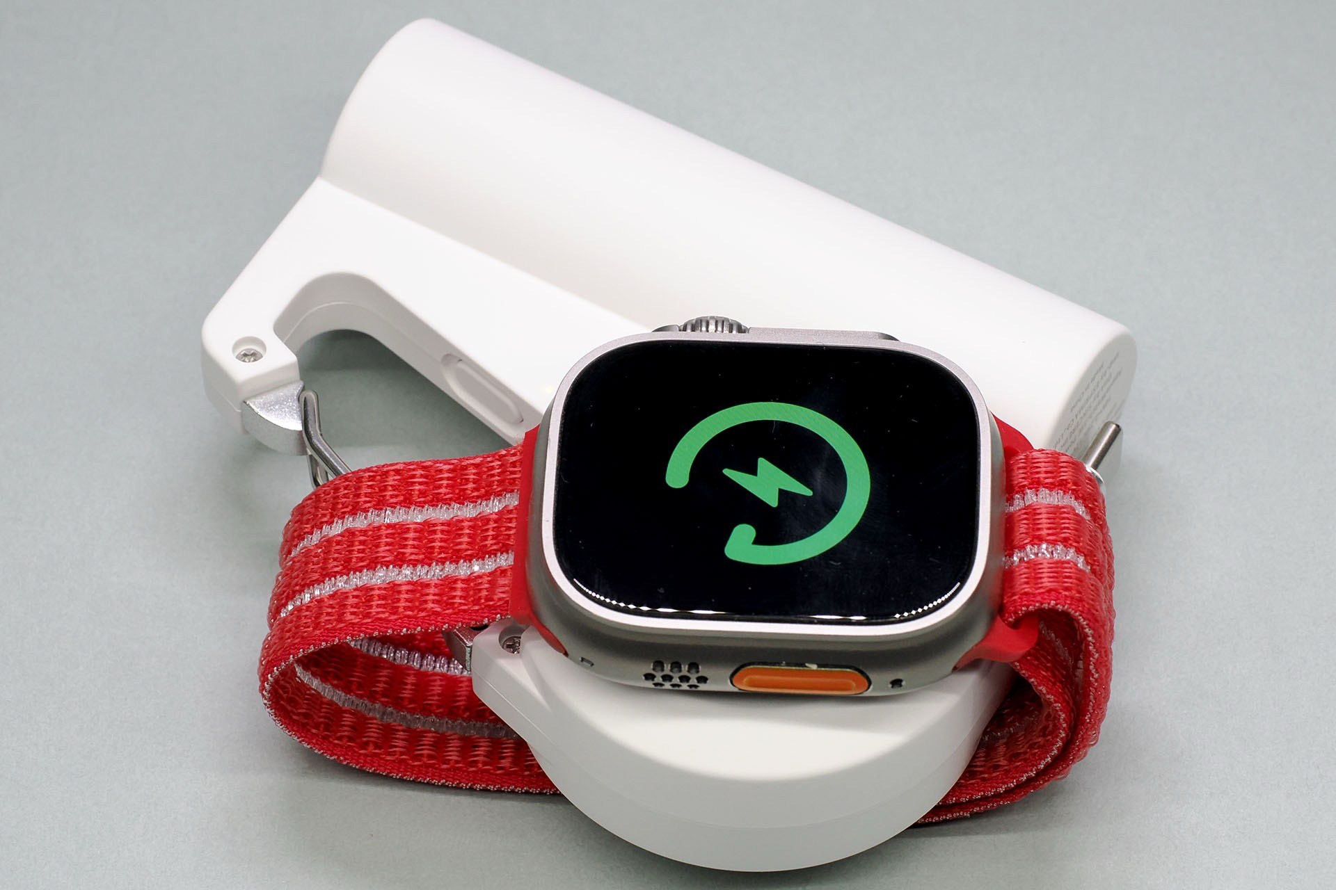Apple Watchの充電にも対応している。iPhoneをUSB-C充電しつつApple Watchを充電することができるが、バッテリー容量は5000mAhなので「このモバイルバッテリーだけに頼る」ような運用はちょっと厳しいかも。