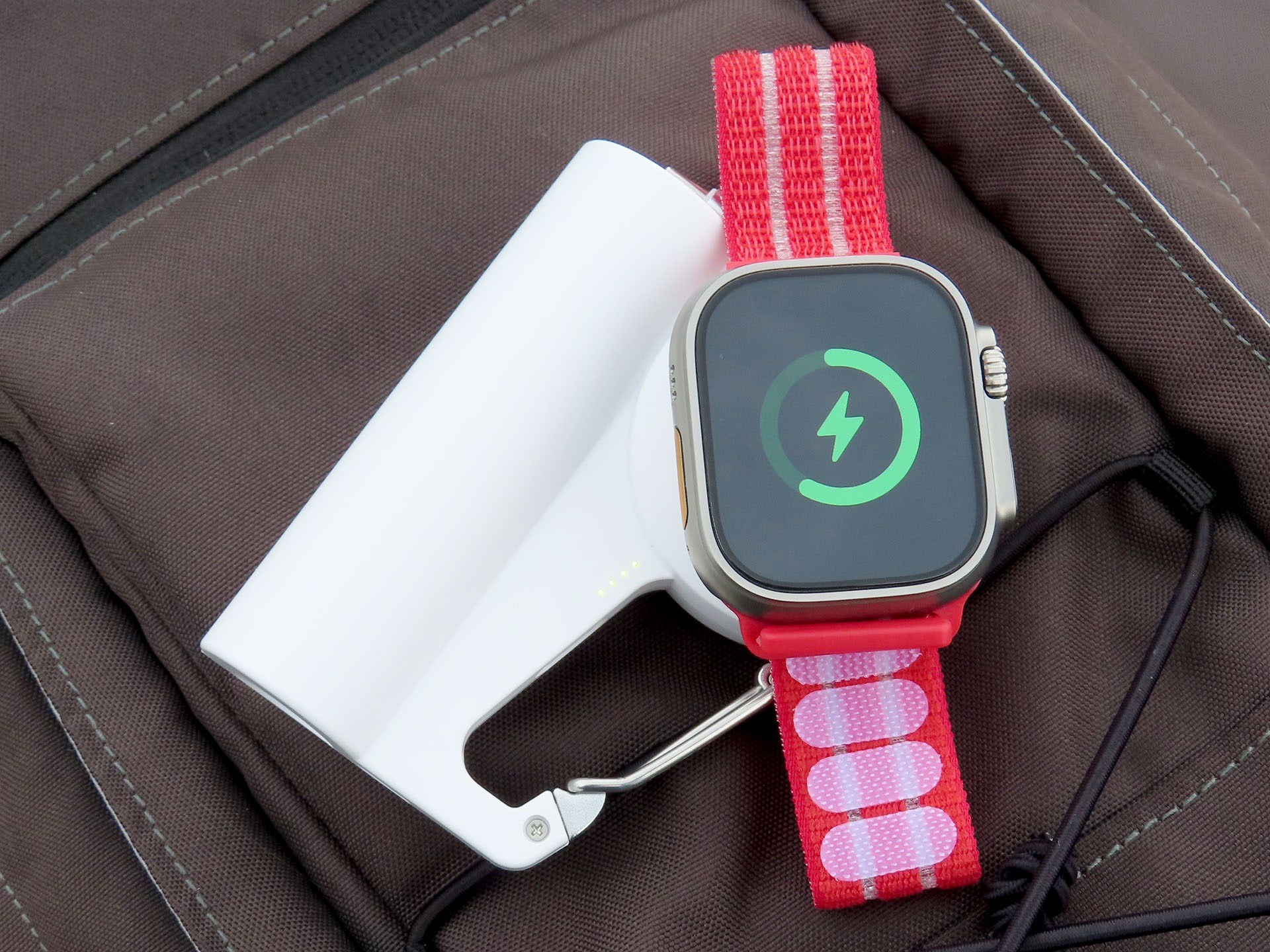 「マジェット カラビナバッテリー」のApple Watch充電パッド部のマグネット吸引力はそこそこ強く、クルマなどで移動中に「バッテリーの上にApple Watchを載せているだけ」という状態でもApple Watchが外れにくい。