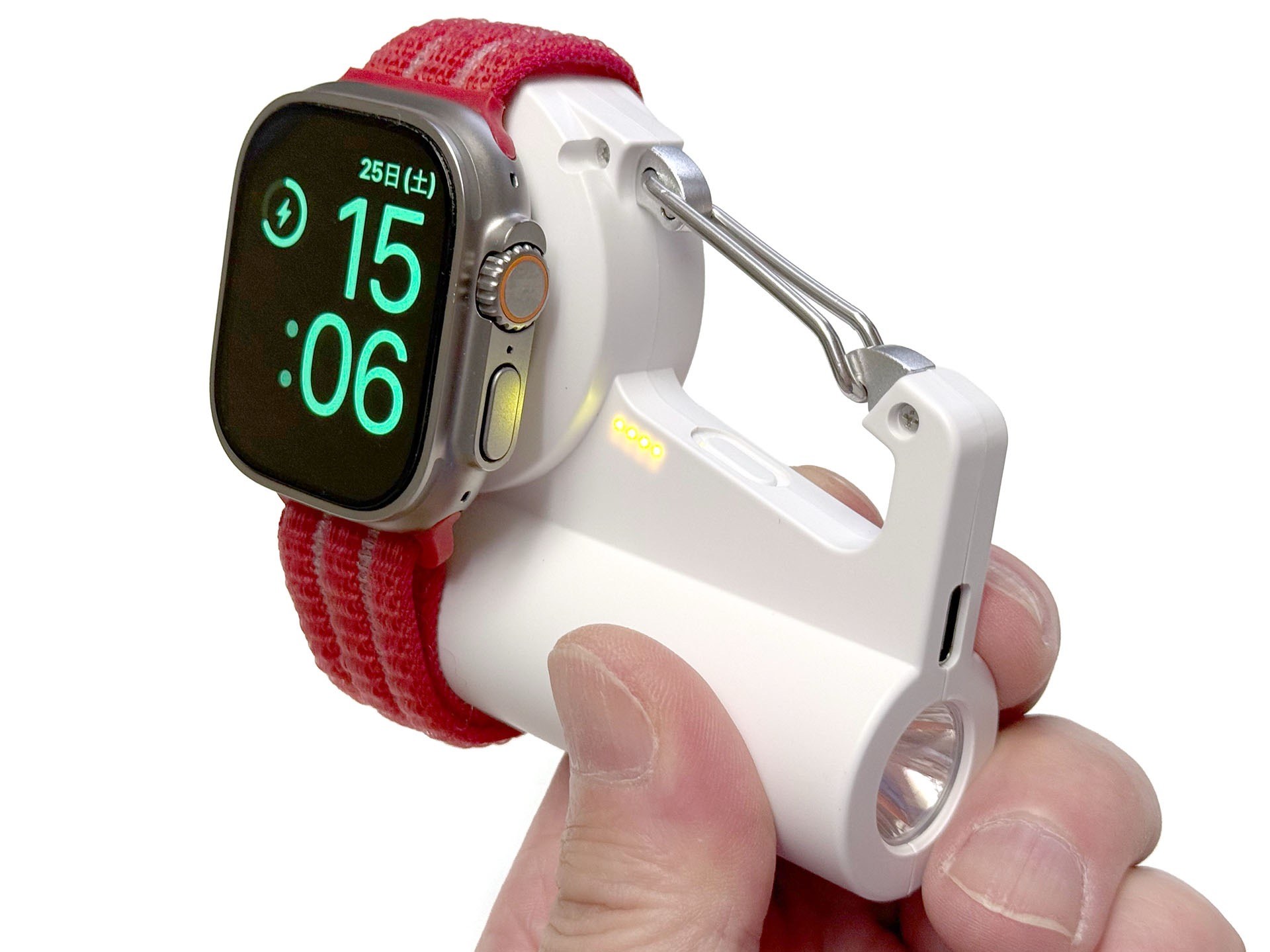 Apple Watchに装着しているバンドにもよるが、伸縮性と柔軟性があるバンドの場合、「マジェット カラビナバッテリー」にApple Watchをしっかり固定しつつの充電も可能だ。「マジェット カラビナバッテリー」はApple Watch充電用モバイルバッテリーとしてナイスな形状をしている。