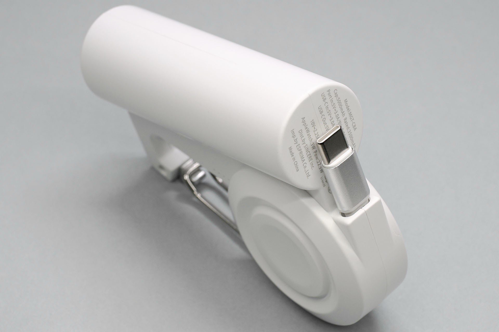 「マジェット カラビナバッテリー」の充電用USB-Cケーブルはこの位置に格納されている。USB-C端子は格納されないが、端子は本体に沿うようにピタリと「定位置にくる」というイメージだ。