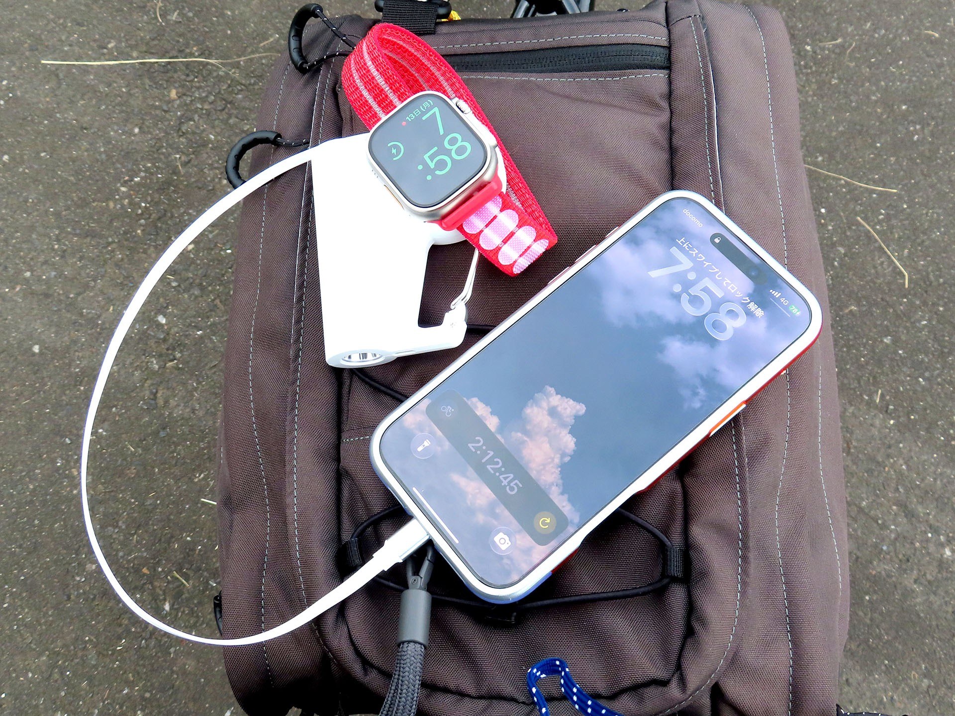 Apple Watchを充電しつつほかのデバイスをUSB-C充電することもできる。
