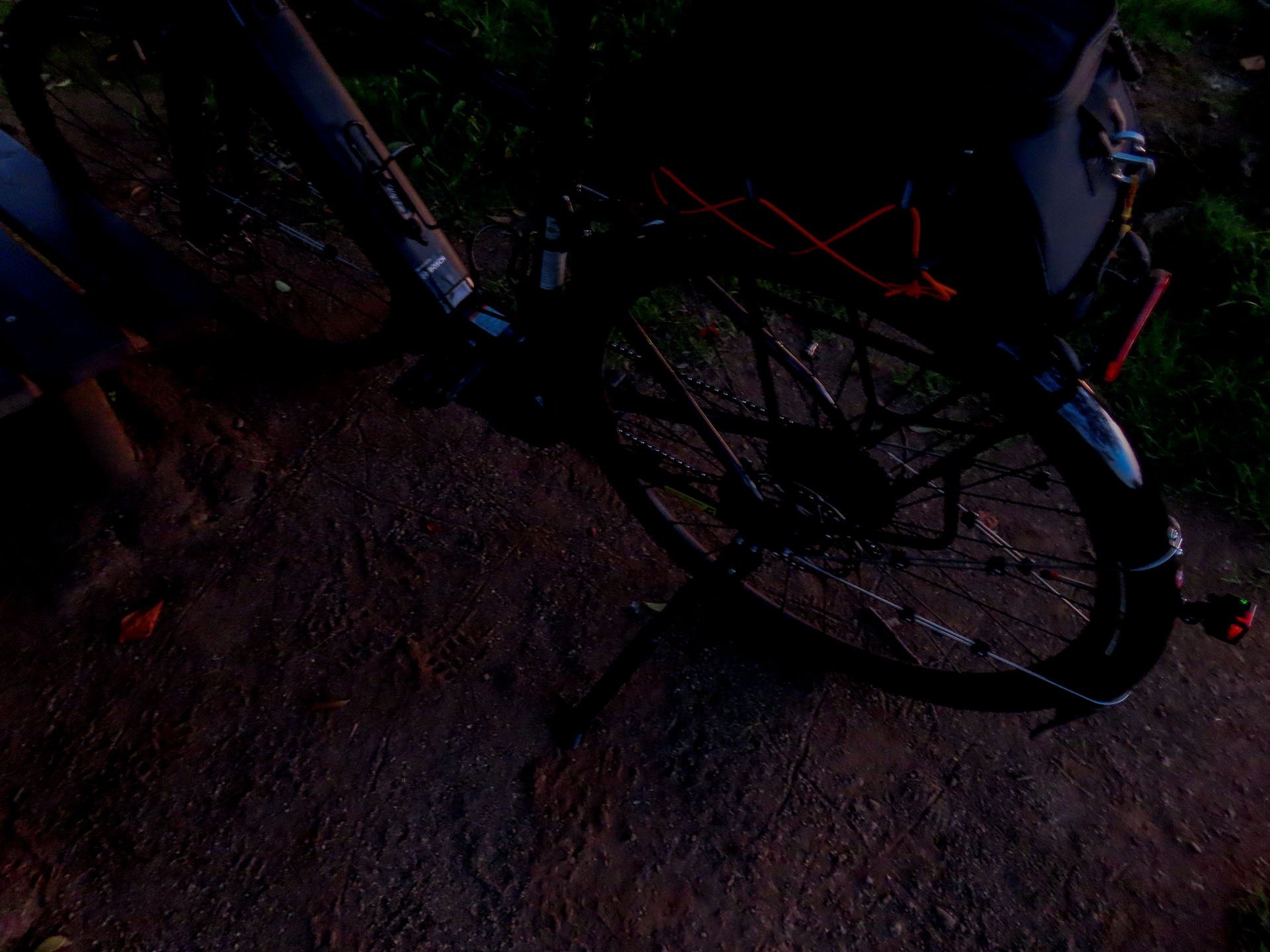 もうひとつマジなシチュエーション。自転車には長さ調節可能なキックスタンドを取り付けてあるが、ある日の未明にボルトが緩んでスタンドが正しく機能しなくなった模様。カタカタいう。不安定な角度でしか自転車が立たない。そしてまだ日が出なくて真っ暗。