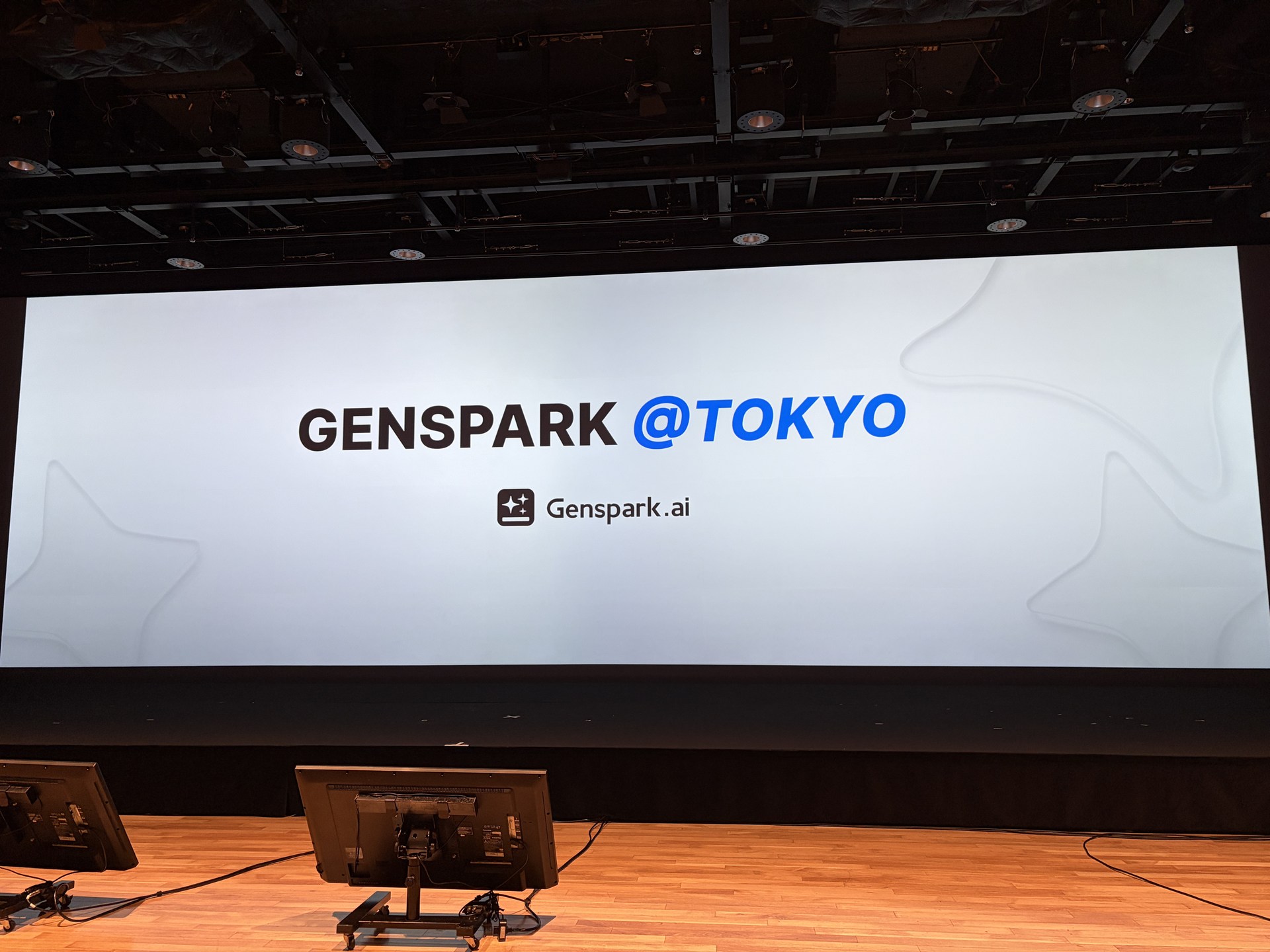 スクリーンが横長だった「Genspark」の発表イベントでiPhone Airのカメラを用い、撮影した写真。スクリーンがギリギリ収まりきらないのが分かる