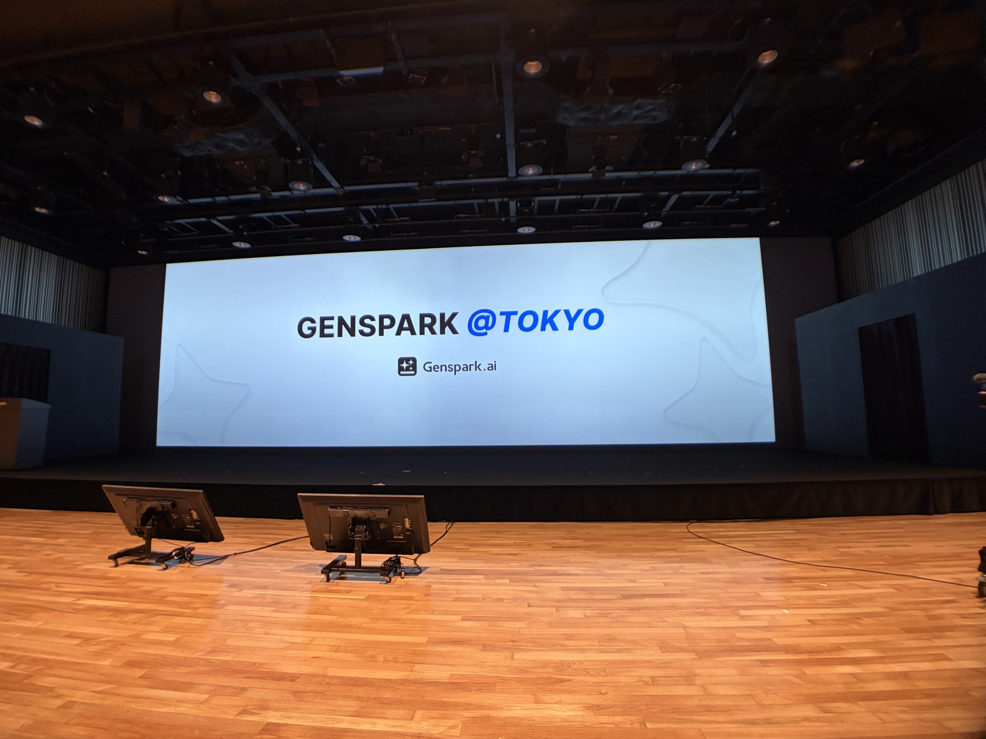 同じ場所でEXAPRO クリップレンズ ワイドを装着して撮影した写真。明るい場所とはいえないだけに鮮明さは落ちるが、スクリーンが収まる超広角撮影を実現できる