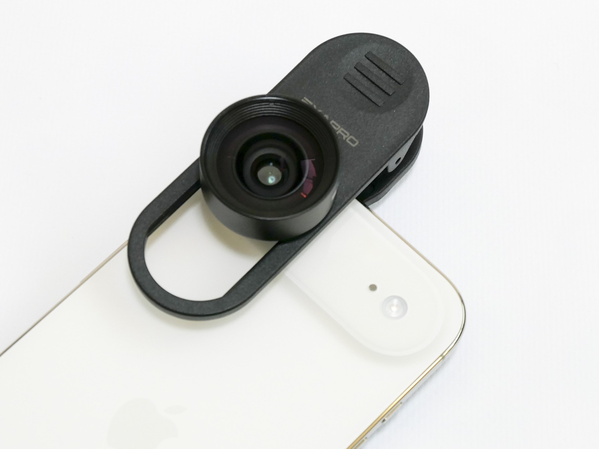 実際に装着してみたところ。レンズは可動式で、スマートフォンに合わせて位置を調節できる