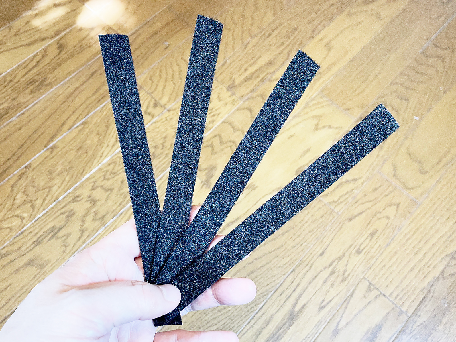 面ファスナーテープが4本付属します。