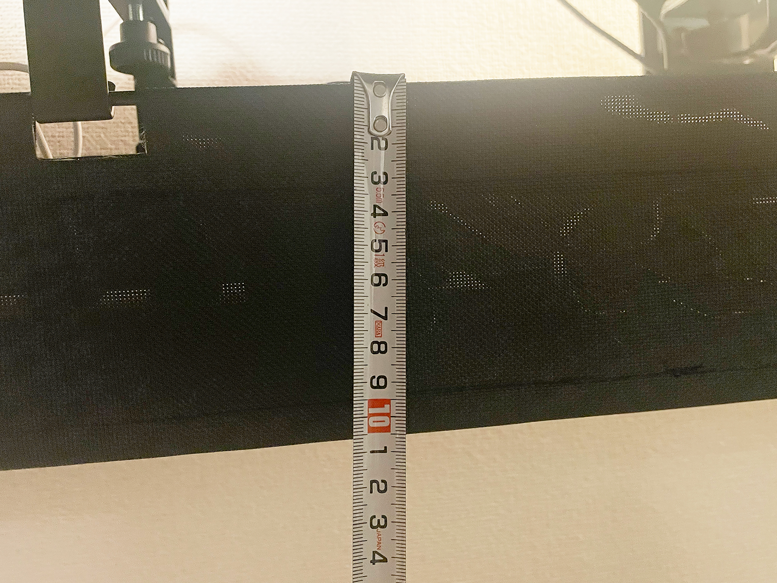 トレー自体の深さは約10cmにもなるため、大きめの電源タップやACアダプターもすっぽり収納可能です（深さは吊り下げ位置によって調整も可能です）。