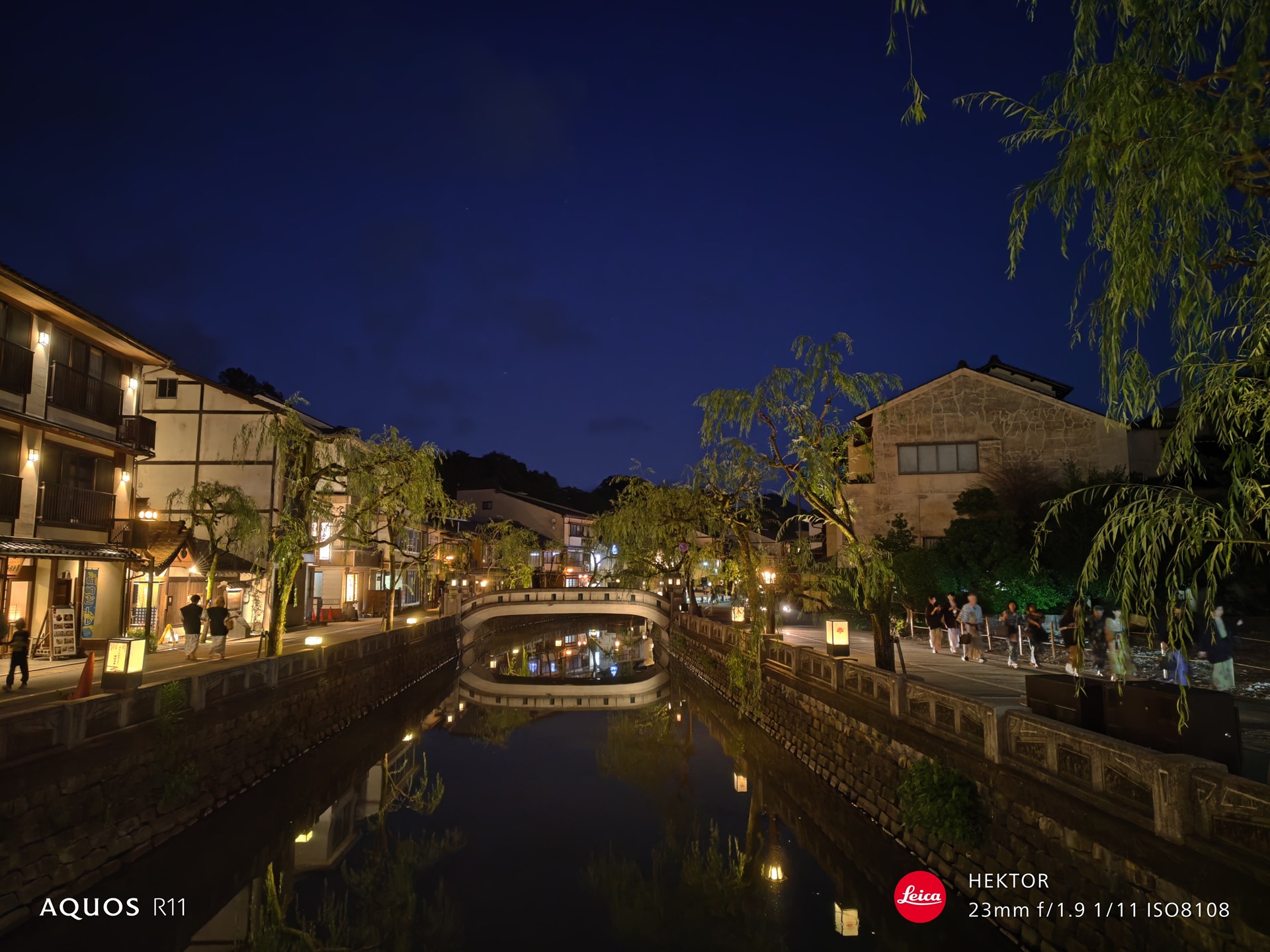 夜景を撮影。左に並ぶ建物の灯りや川面に反射するライトなどもきれいに撮影できている