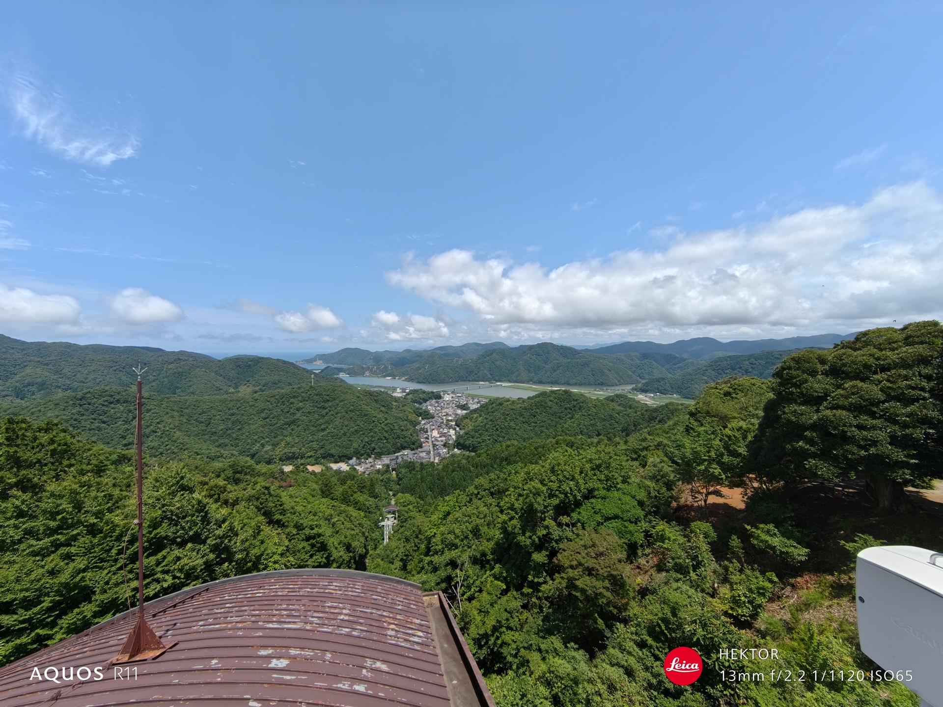 カメラを起動し、［0.5x］で撮影