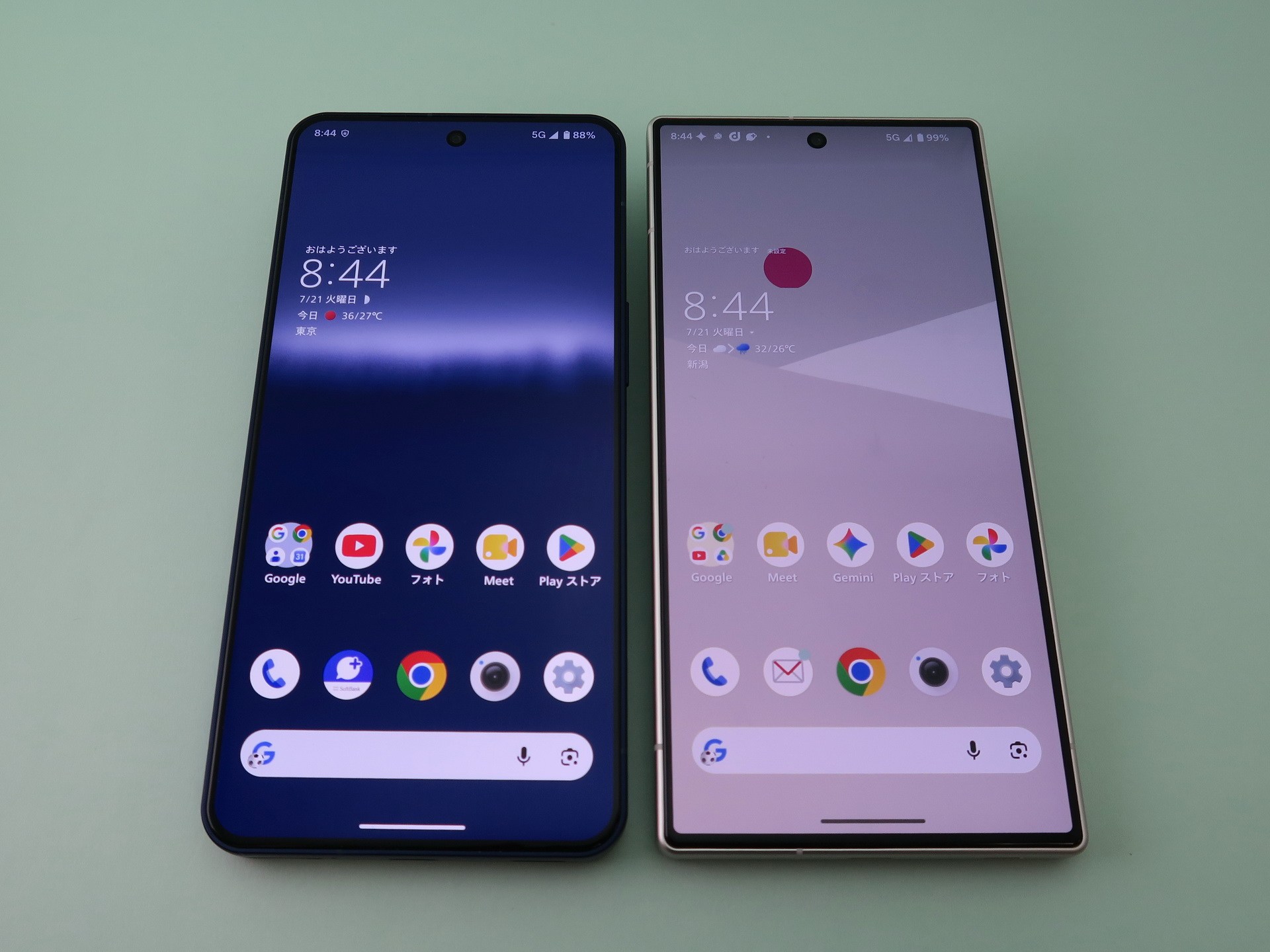 「AQUOS R11」（左）と「AQUOS R10」（右）の前面。ディスプレイの四隅の形状が変更され、全体的に柔らかいデザインになった