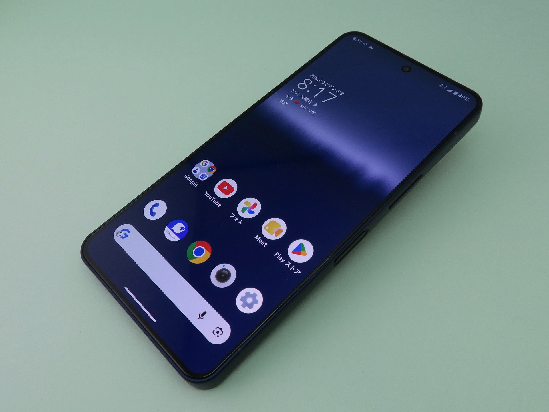 シャープ「AQUOS R11」、サイズ：156mm（高さ）×74mm（幅）×8.9mm（厚さ）、195g（重さ）、カラー：ネイビー（写真）、アイボリー、テラコッタ