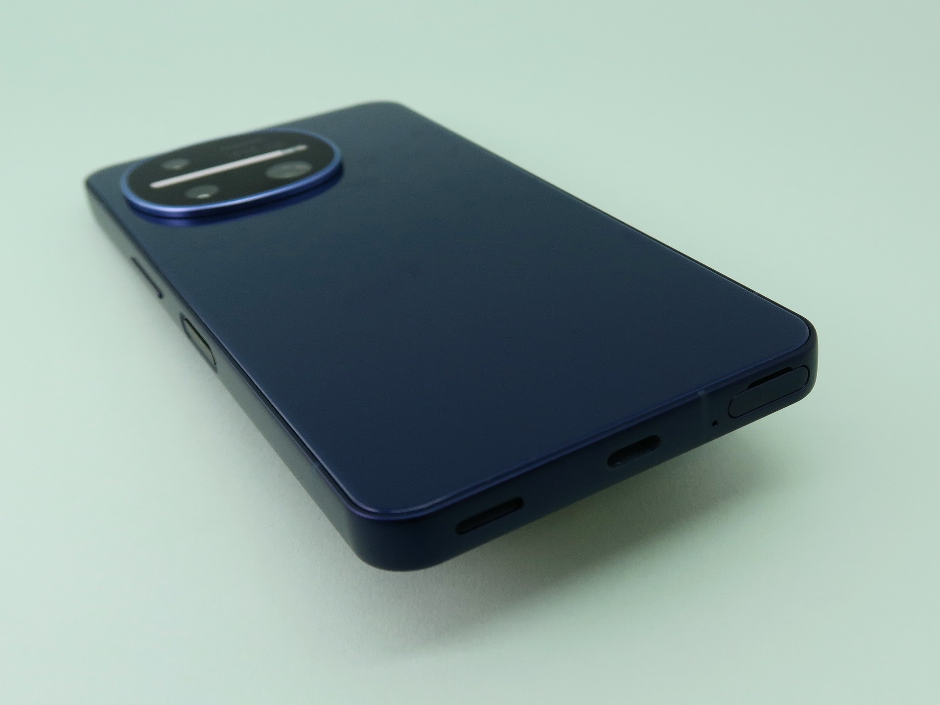 本体下部はUSB Type-C外部接続端子、SIMカードトレイ（写真内右側）を備える