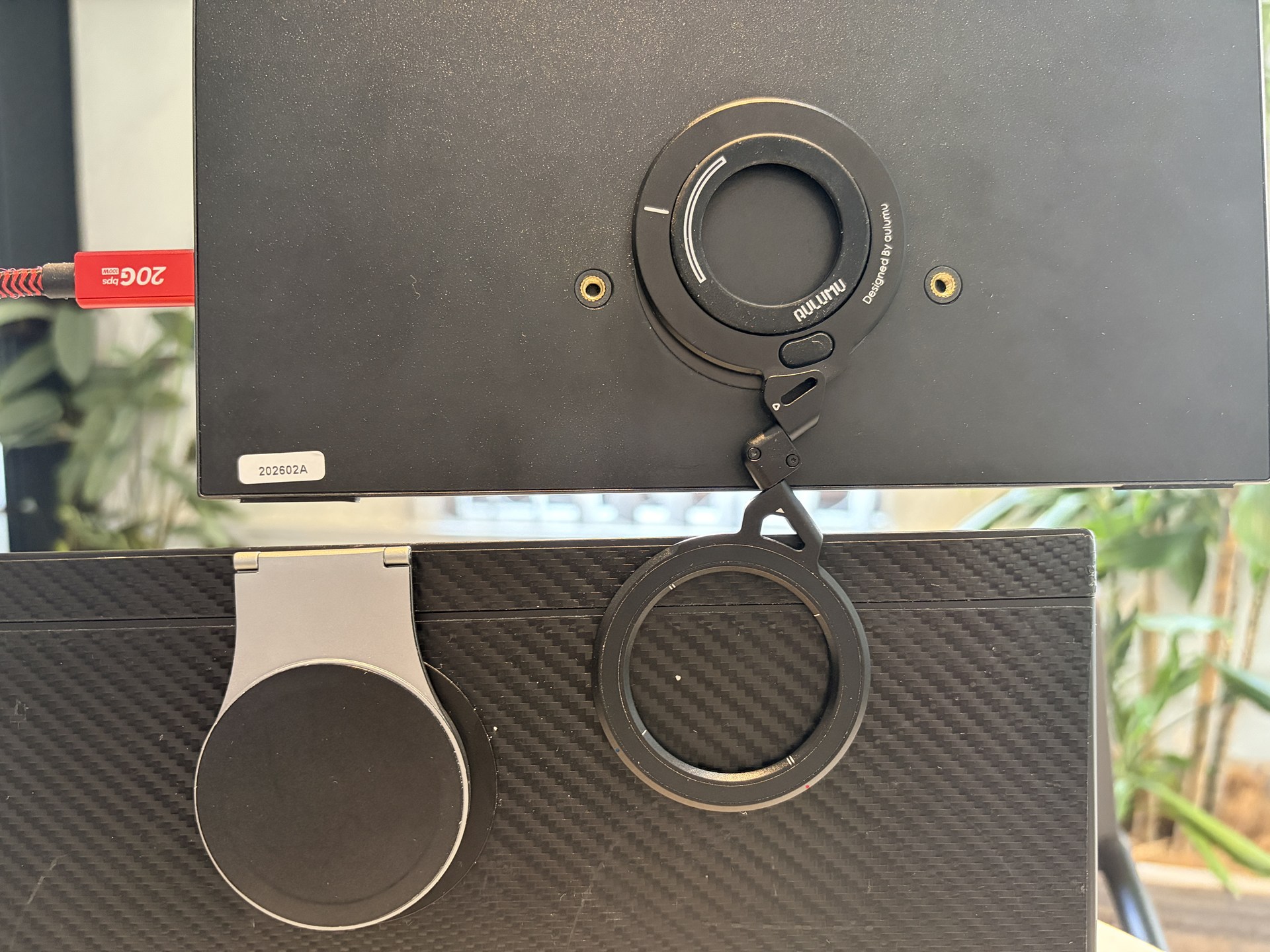 背面から見たところ。ディスプレイ背面にもメタルリングを貼り付けている。パソコン天板の左側がこれまで使っていたホルダー