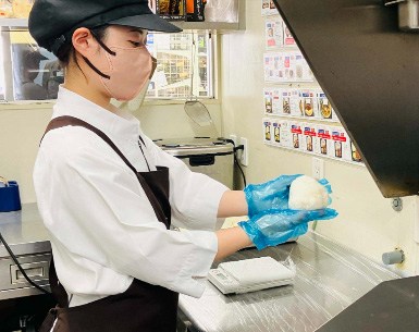 有事の際は、店内の厨房で災害時専用メニューのおにぎりを作る