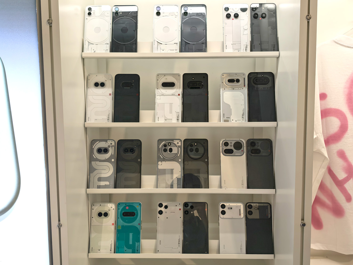 歴代のNothing Phoneが展示されている