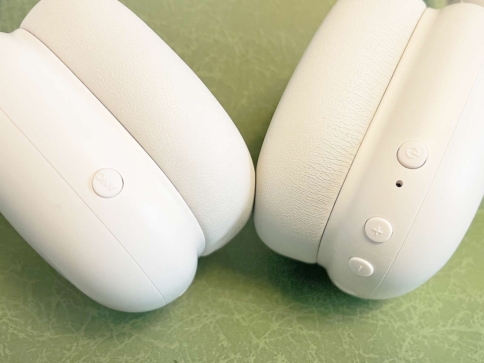 本体のボタン。電源ボタンと音量ボタン、およびアクティブノイズキャンセリングのON/OFF切り替えボタンのみというシンプルな構成。