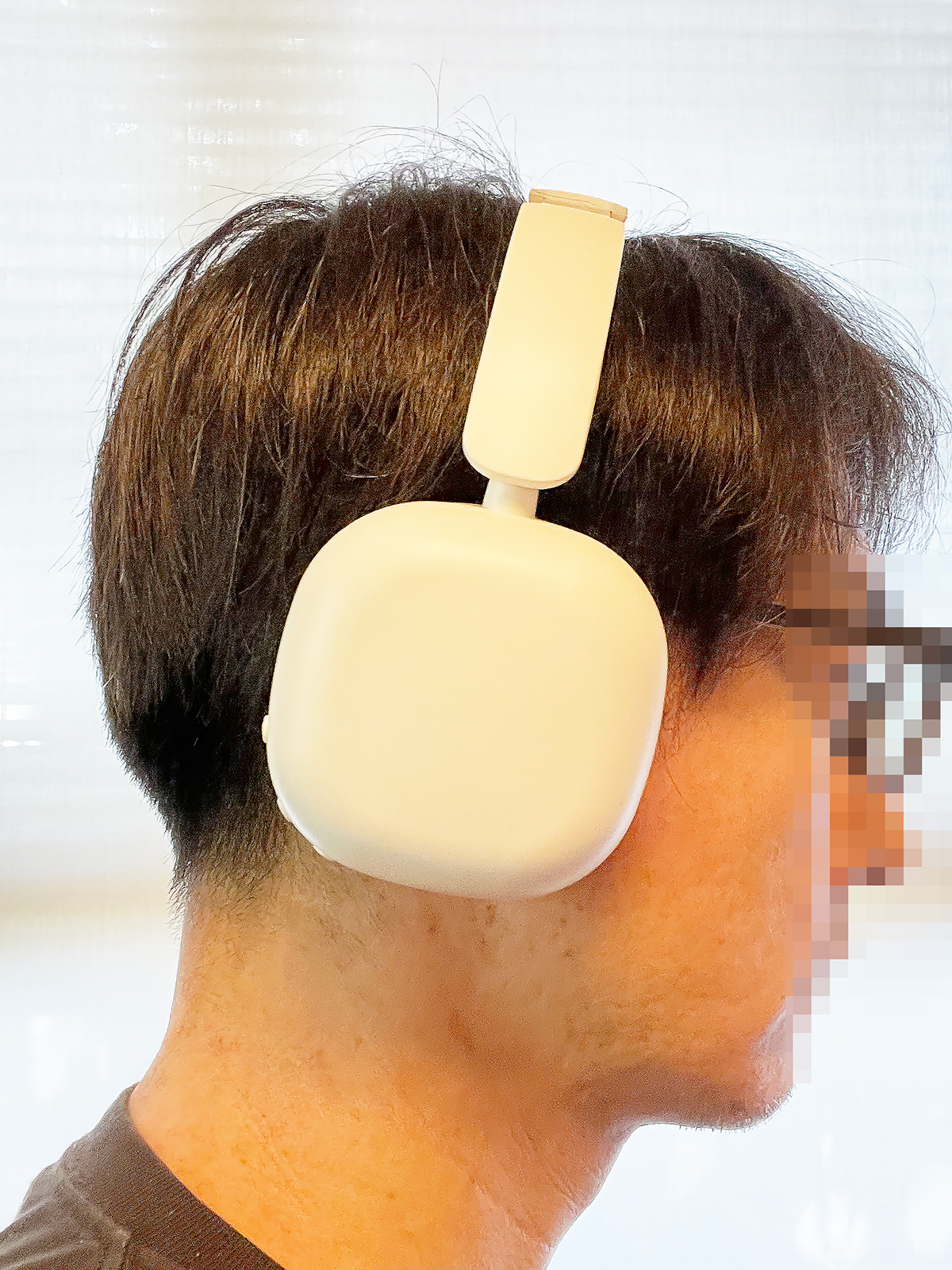 装着した様子。なかなかスタイリッシュではないでしょうか。ただ、ややヘッドバンドの締め付けがきつく感じます。