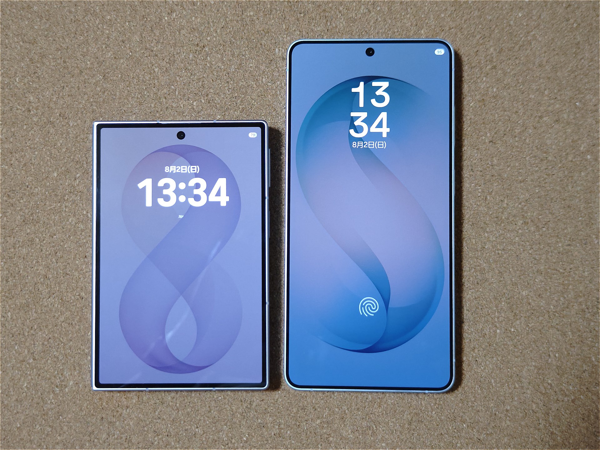 閉じた状態のZ Fold8（左）とS26 Ultra。幅は81.9mmと78.1mmでZ Fold8の方が少しだけ幅広です。厚さは9.7mm（閉じたとき）と7.9mmでS26 Ultraの方が薄いですが、厚さの違いはほとんど感じません。Z Fold8の方が手に収まる感じが良いです。