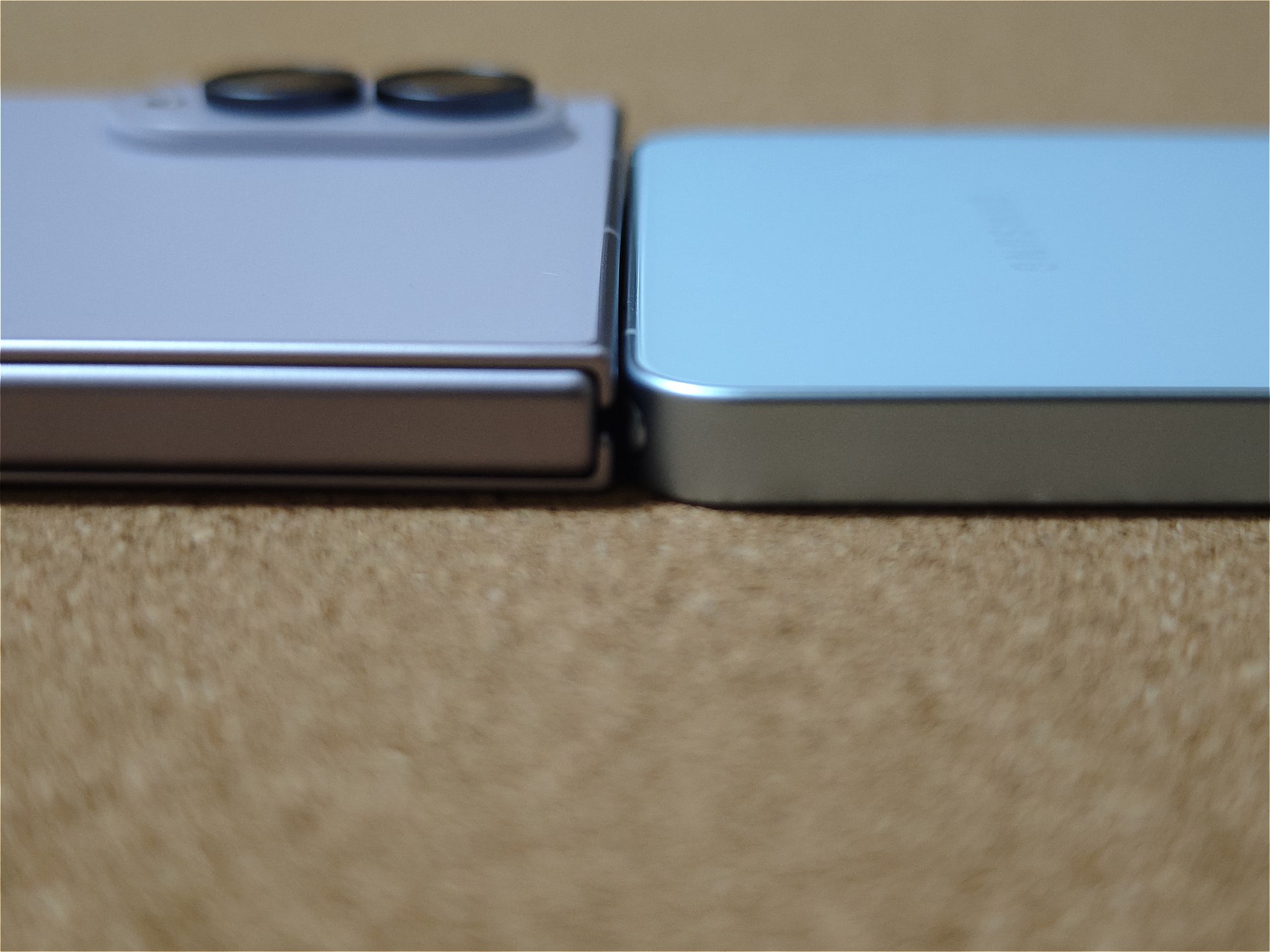 閉じた状態のZ Fold8（左）とS26 Ultra。幅は81.9mmと78.1mmでZ Fold8の方が少しだけ幅広です。厚さは9.7mm（閉じたとき）と7.9mmでS26 Ultraの方が薄いですが、厚さの違いはほとんど感じません。Z Fold8の方が手に収まる感じが良いです。