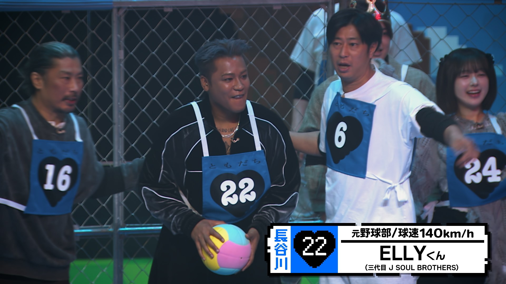 シーズン1でトモダチに囲まれ優勝を飾った、さらば青春の光・森田哲矢の歓喜から一転、舞台はスケールアップし幕張メッセにそびえ立つ2つの巨大ステージへ。ゲームマスターの設楽から「3チーム対抗バトル」の開幕が告げられ、デスゲームさながらの狂気を放つ劇団ひとりをはじめ、「裏切った!!」という怒号が飛び交うなか、番組からの退場(=帰宅)を持ちかける駆け引きが映し出されるなど、賞金1億円を前にトモダチ同士の思惑や裏切りが激しく交錯する。人望・人数だけでなく、“運動神経×チームワーク×知識×度胸”、そのすべてが試される極限の総力戦。総勢142名のトモダチたちが集結していく圧倒的なスケール感とともに展開されるのは、「友情か、金か」という極限の選択。<br><b>(C)2026 Amazon Content Services LLC or its Affiliates.</b>