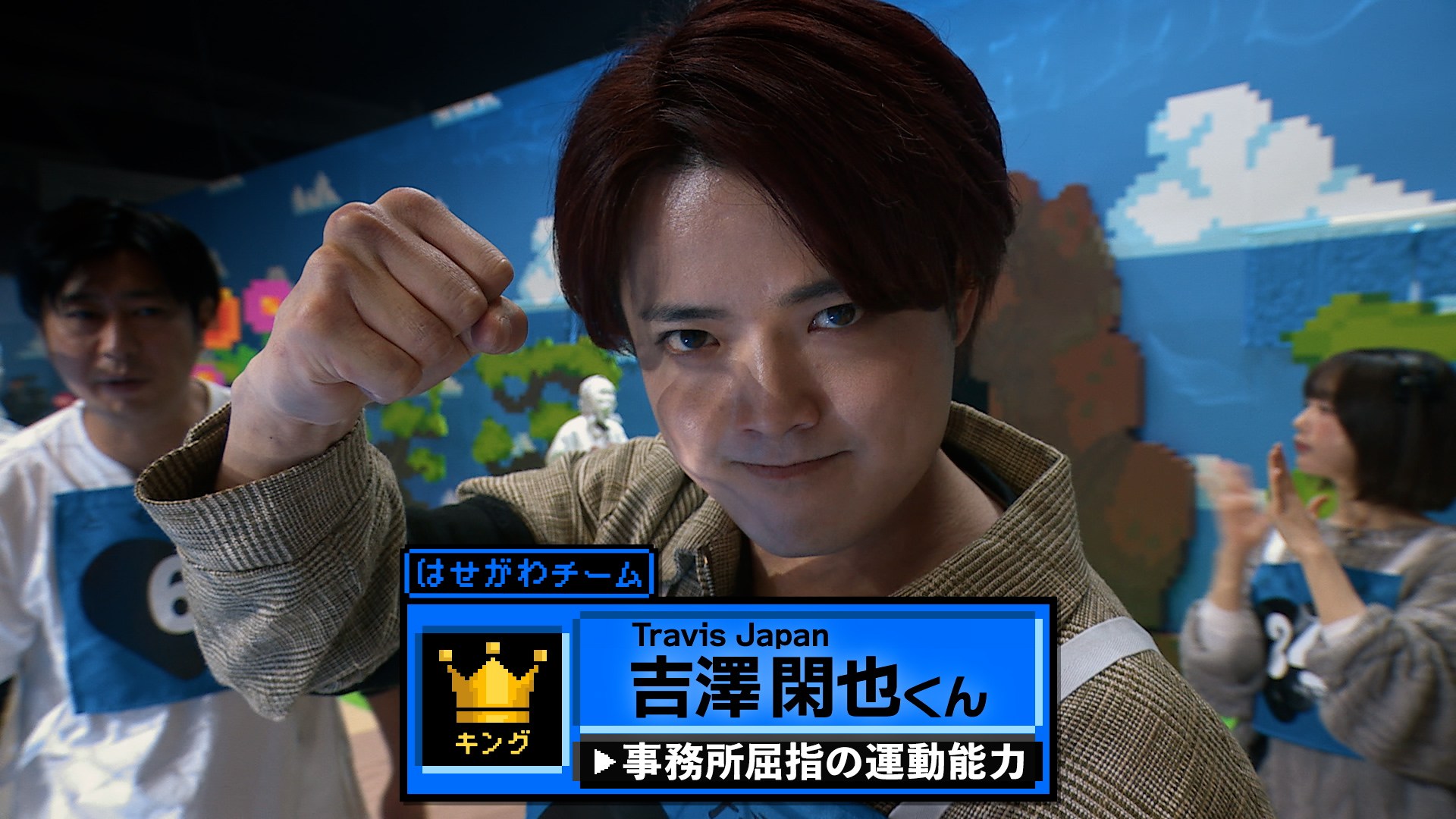 シーズン1でトモダチに囲まれ優勝を飾った、さらば青春の光・森田哲矢の歓喜から一転、舞台はスケールアップし幕張メッセにそびえ立つ2つの巨大ステージへ。ゲームマスターの設楽から「3チーム対抗バトル」の開幕が告げられ、デスゲームさながらの狂気を放つ劇団ひとりをはじめ、「裏切った!!」という怒号が飛び交うなか、番組からの退場(=帰宅)を持ちかける駆け引きが映し出されるなど、賞金1億円を前にトモダチ同士の思惑や裏切りが激しく交錯する。人望・人数だけでなく、“運動神経×チームワーク×知識×度胸”、そのすべてが試される極限の総力戦。総勢142名のトモダチたちが集結していく圧倒的なスケール感とともに展開されるのは、「友情か、金か」という極限の選択。<br><b>(C)2026 Amazon Content Services LLC or its Affiliates.</b>